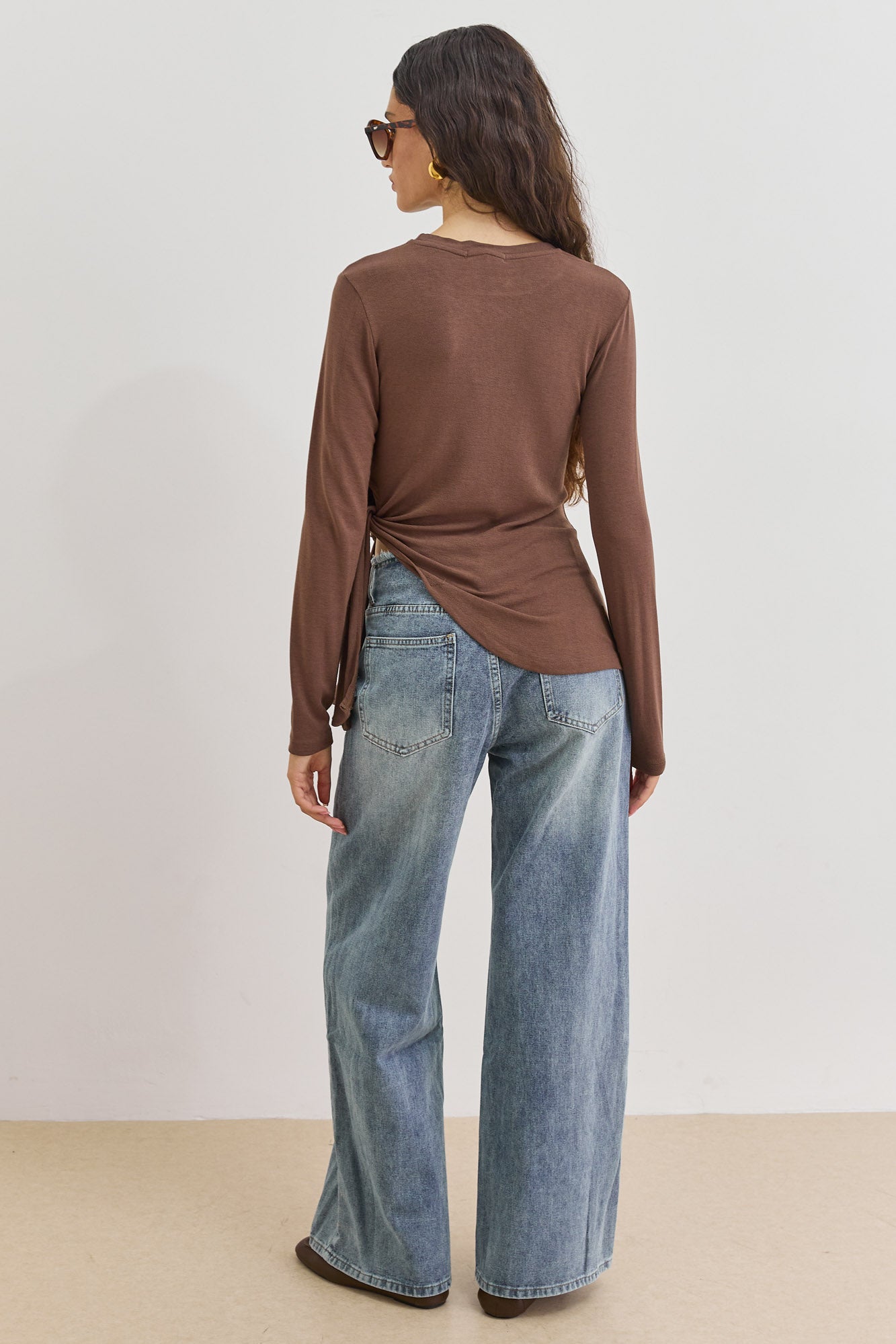 חולצת קלי דיטייל קשירה | חום