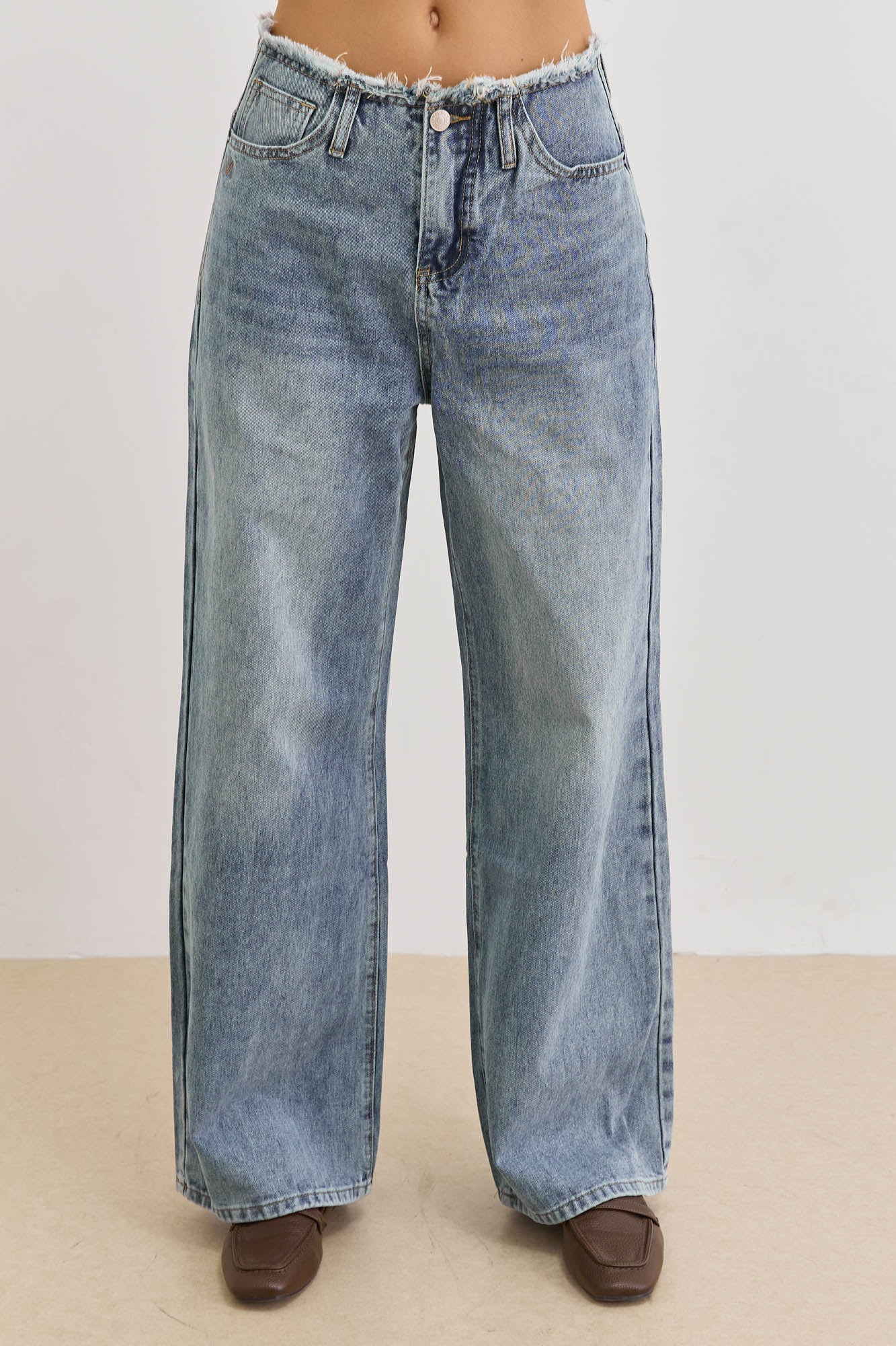 מכנסי דנים גבי בשילוב חגורה גזורה | ג'ינס