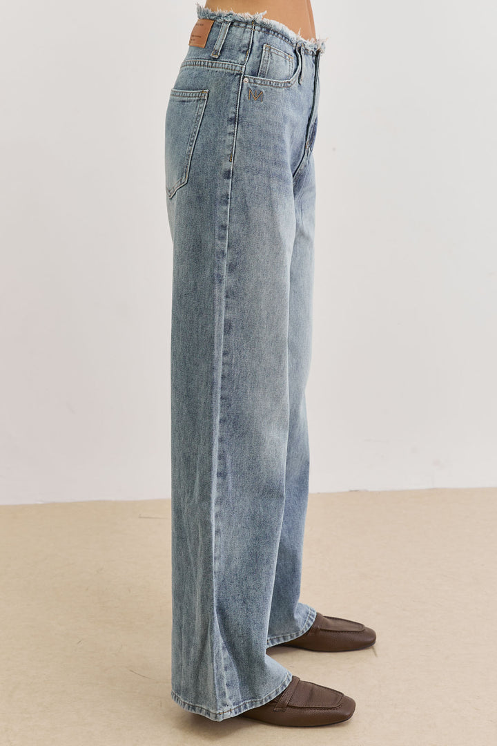 מכנסי דנים גבי בשילוב חגורה גזורה | ג'ינס