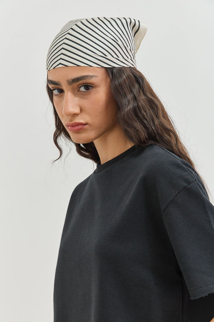 מטפחת סקוואר משי | לבן/שחור