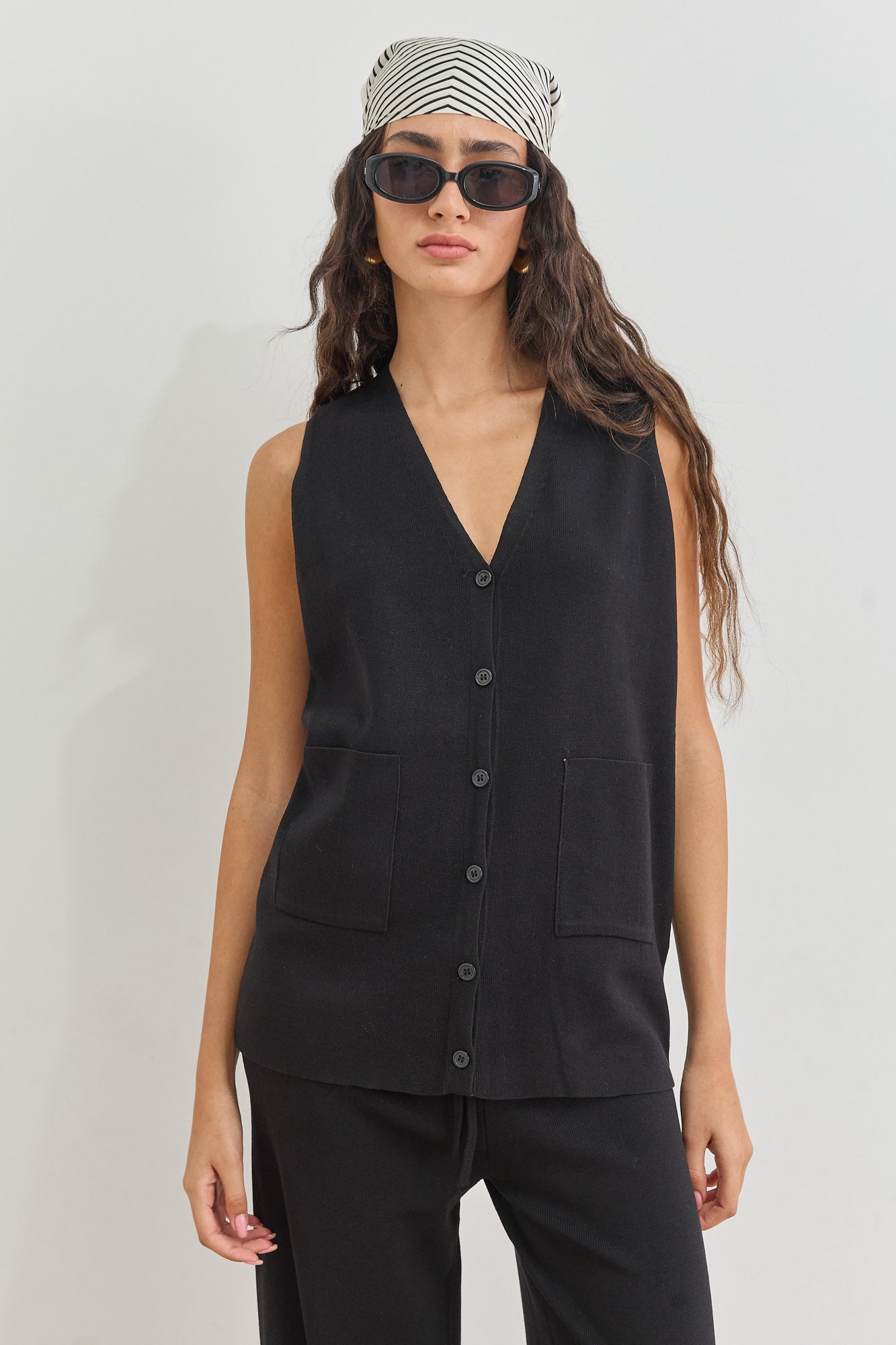 וסט סריג נואל בסגירת כפתורים | שחור