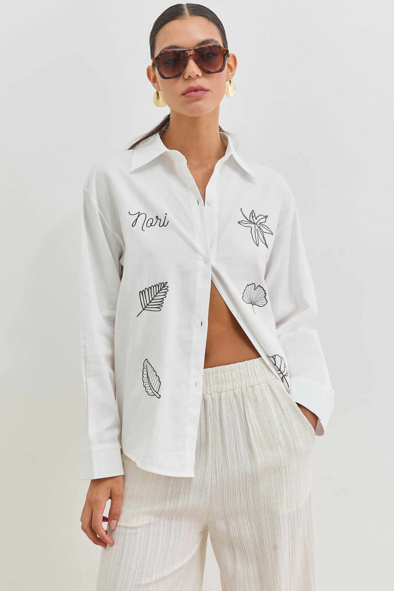 חולצת נורי מכופתרת עיטורי רקמה | לבן