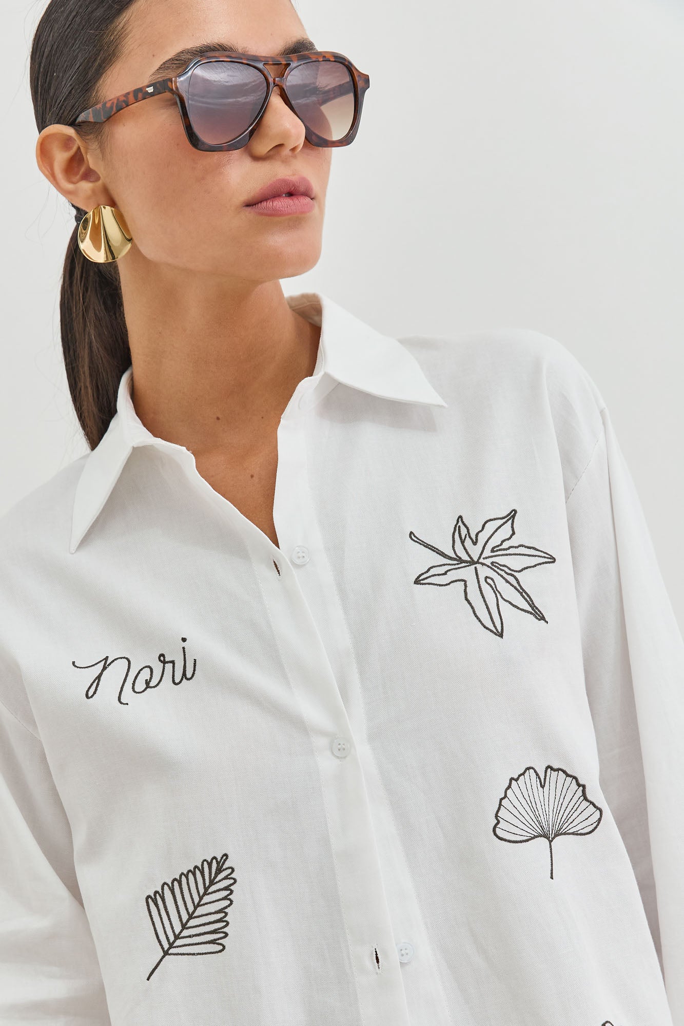 חולצת נורי מכופתרת עיטורי רקמה | לבן