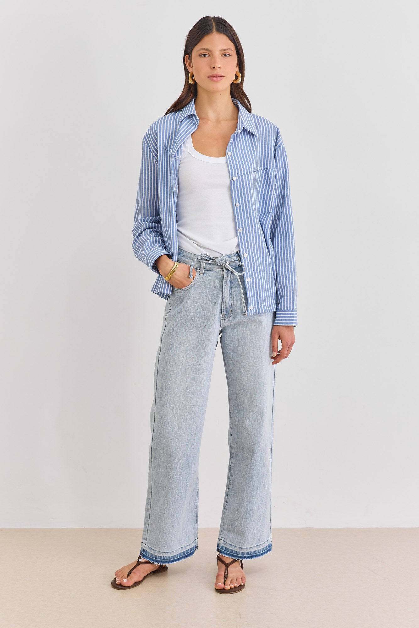 מכנסי דנים ג'יה בשילוב חגורת קשירה | ג'ינס בהיר