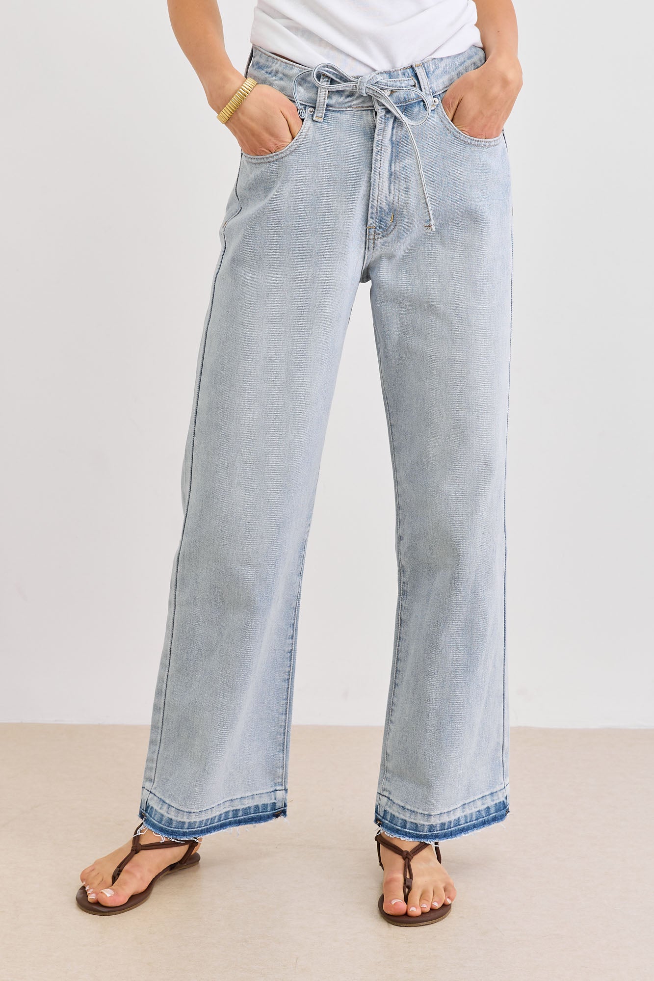 מכנסי דנים ג'יה בשילוב חגורת קשירה | ג'ינס בהיר