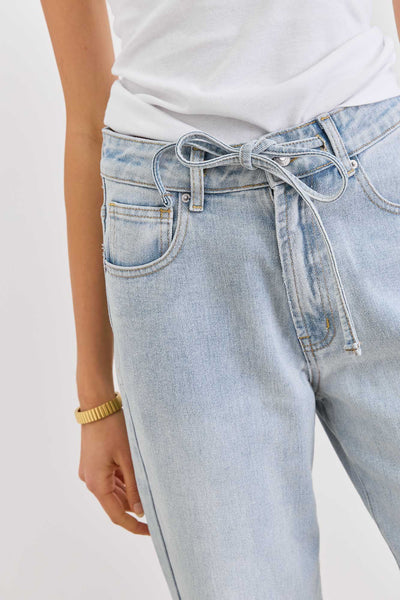 מכנסי דנים ג'יה בשילוב חגורת קשירה | ג'ינס בהיר