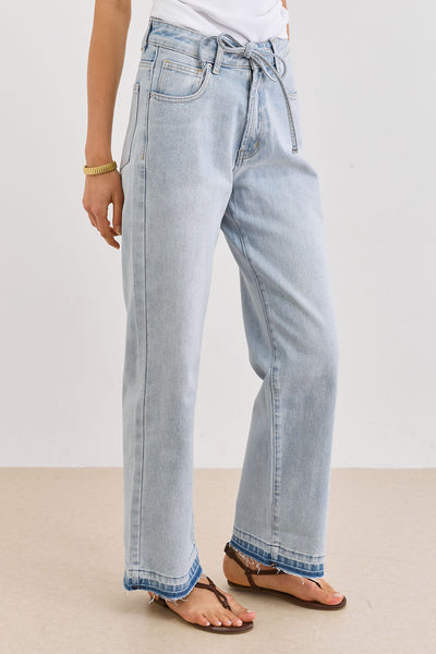 מכנסי דנים ג'יה בשילוב חגורת קשירה | ג'ינס בהיר