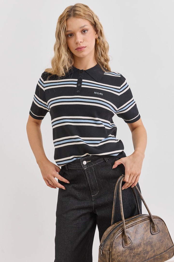 חולצת סקרלט סטרייפס צווארון פולו | שחור/כחול
