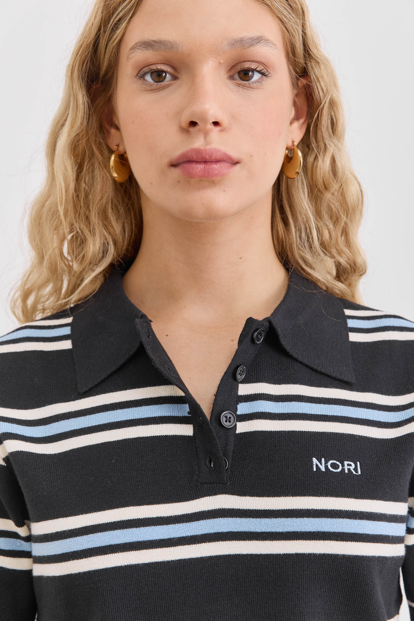 חולצת סקרלט סטרייפס צווארון פולו | שחור/כחול