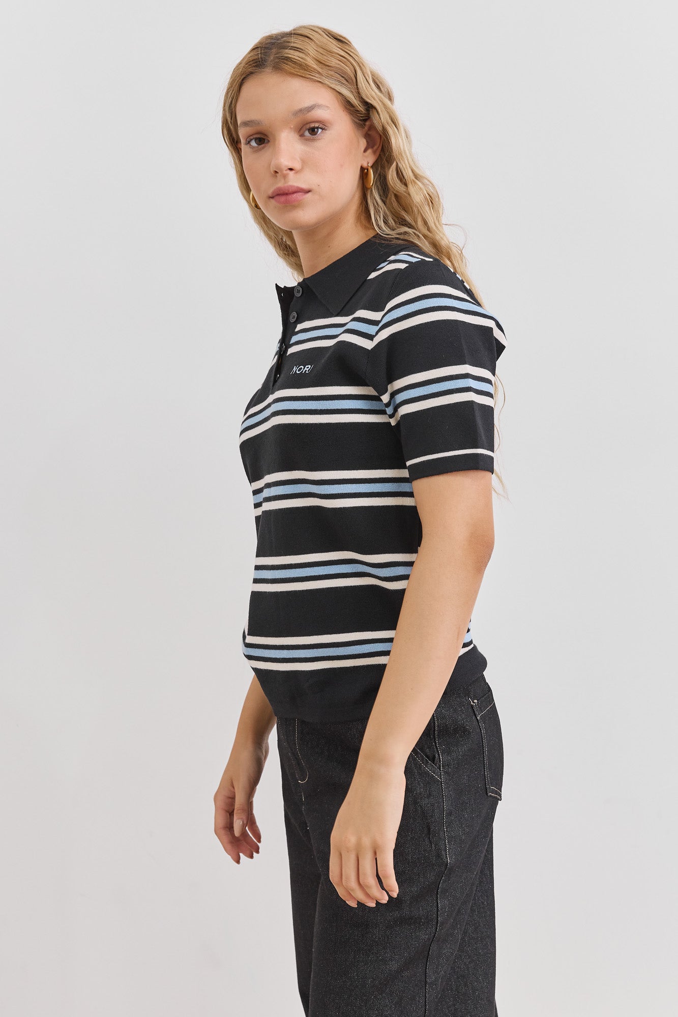 חולצת סקרלט סטרייפס צווארון פולו | שחור/כחול