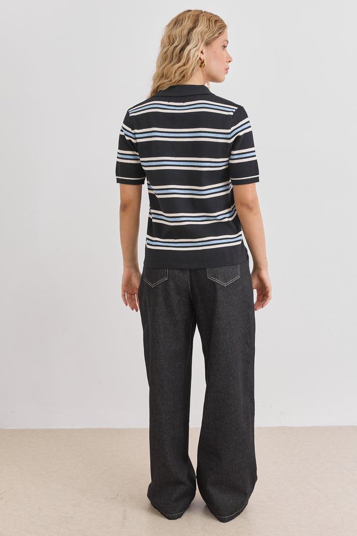 חולצת סקרלט סטרייפס צווארון פולו | שחור/כחול