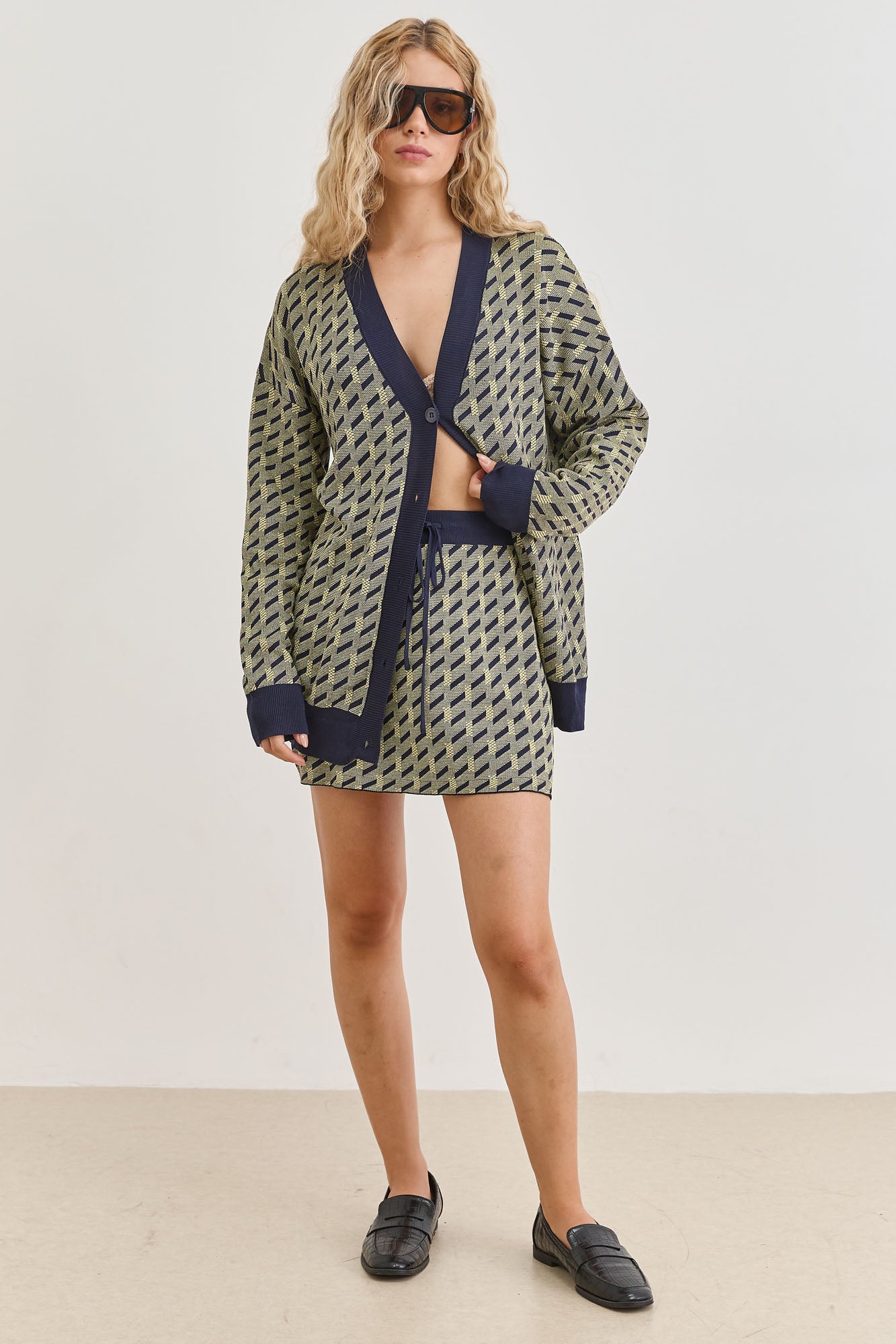 קרדיגן סריג ויולט בשילוב הדפס | כחול/צהוב