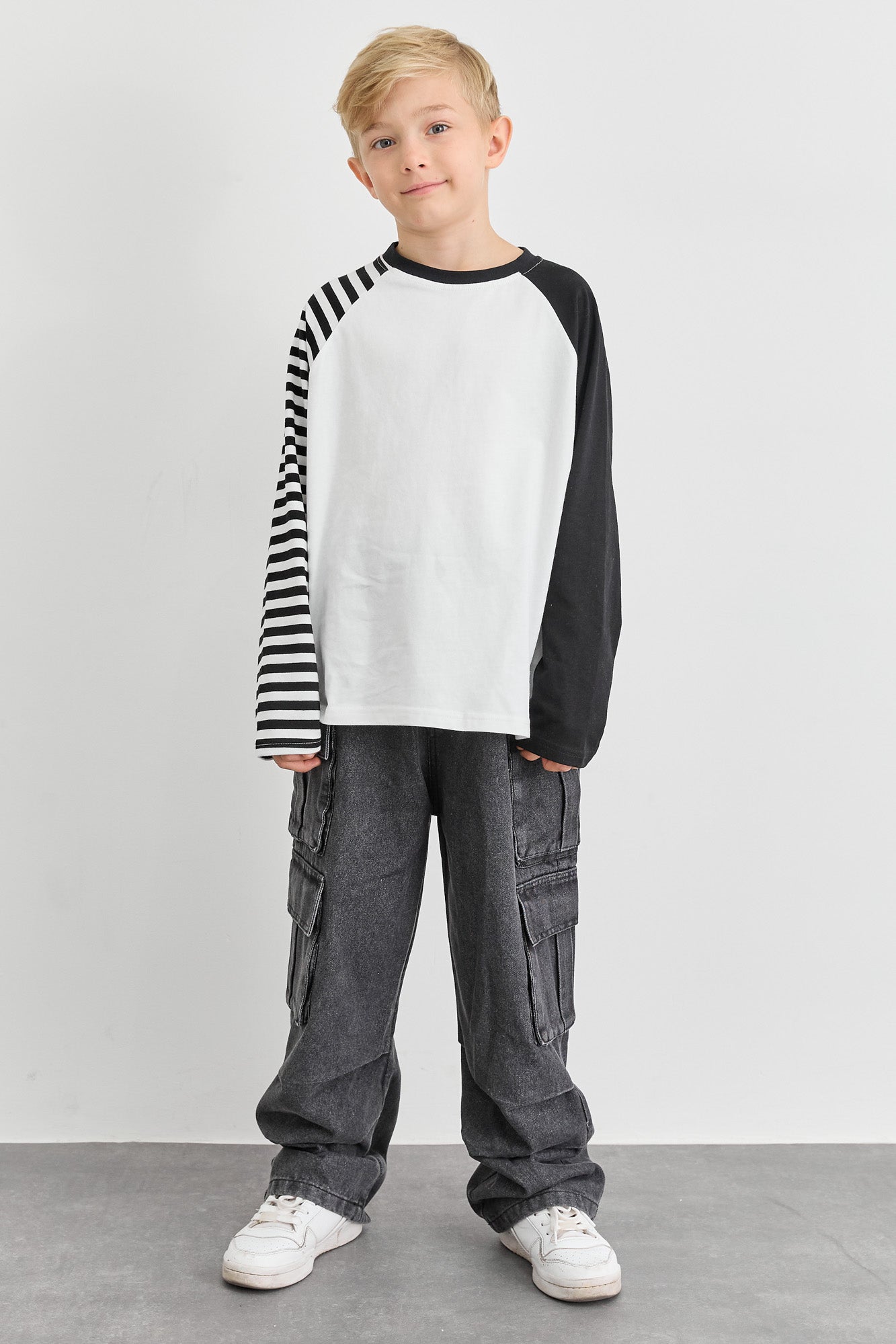 טי שירט בגזרת אוברסייז שרוולים מבד משולב | לבן שחור