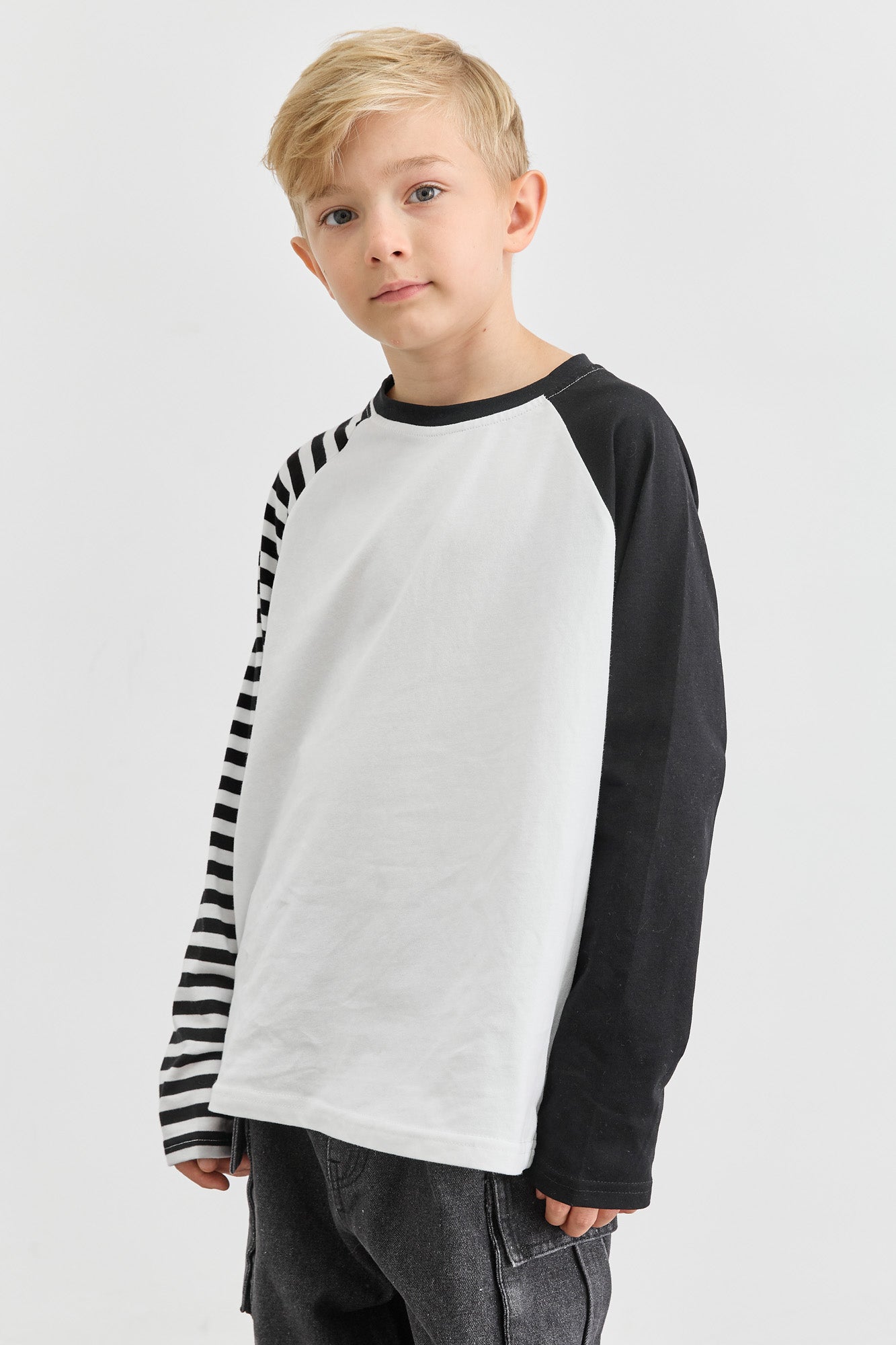 טי שירט בגזרת אוברסייז שרוולים מבד משולב | לבן שחור