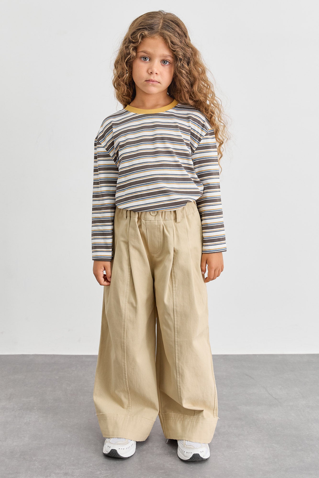 מכנסי דריל בגזרה ישרה וגומי במותן | בז'