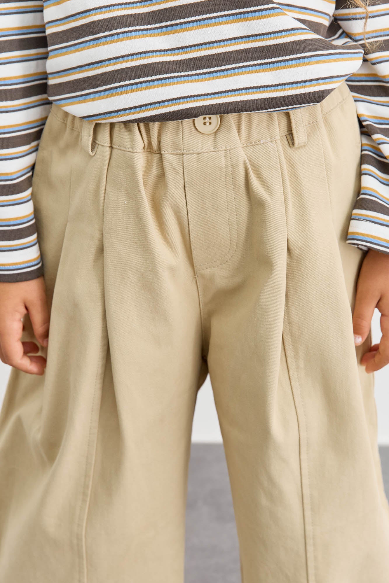 מכנסי דריל בגזרה ישרה וגומי במותן | בז'