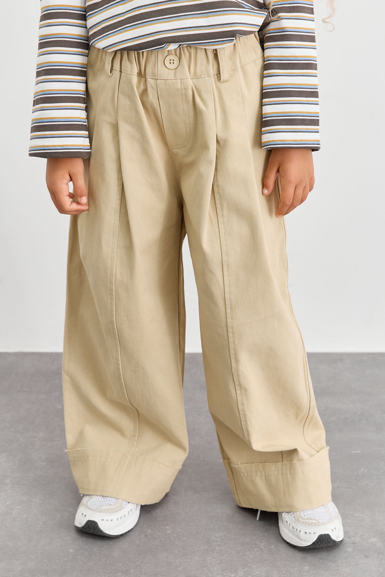 מכנסי דריל בגזרה ישרה וגומי במותן | בז'