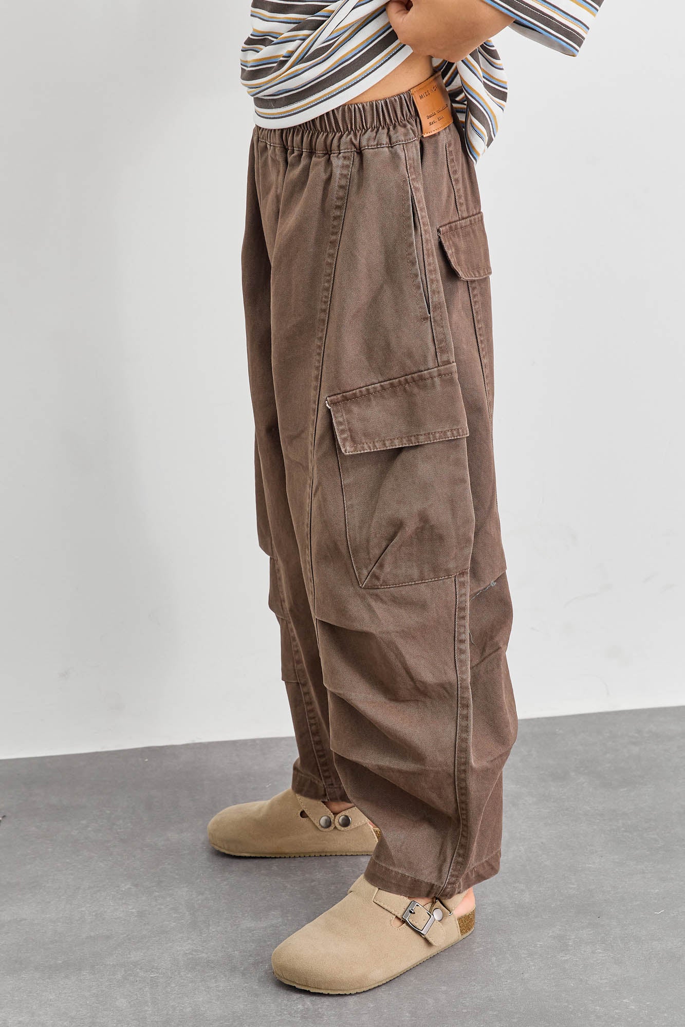 מכנסי דריל גזרת בלון בשילוב כיסים | חום