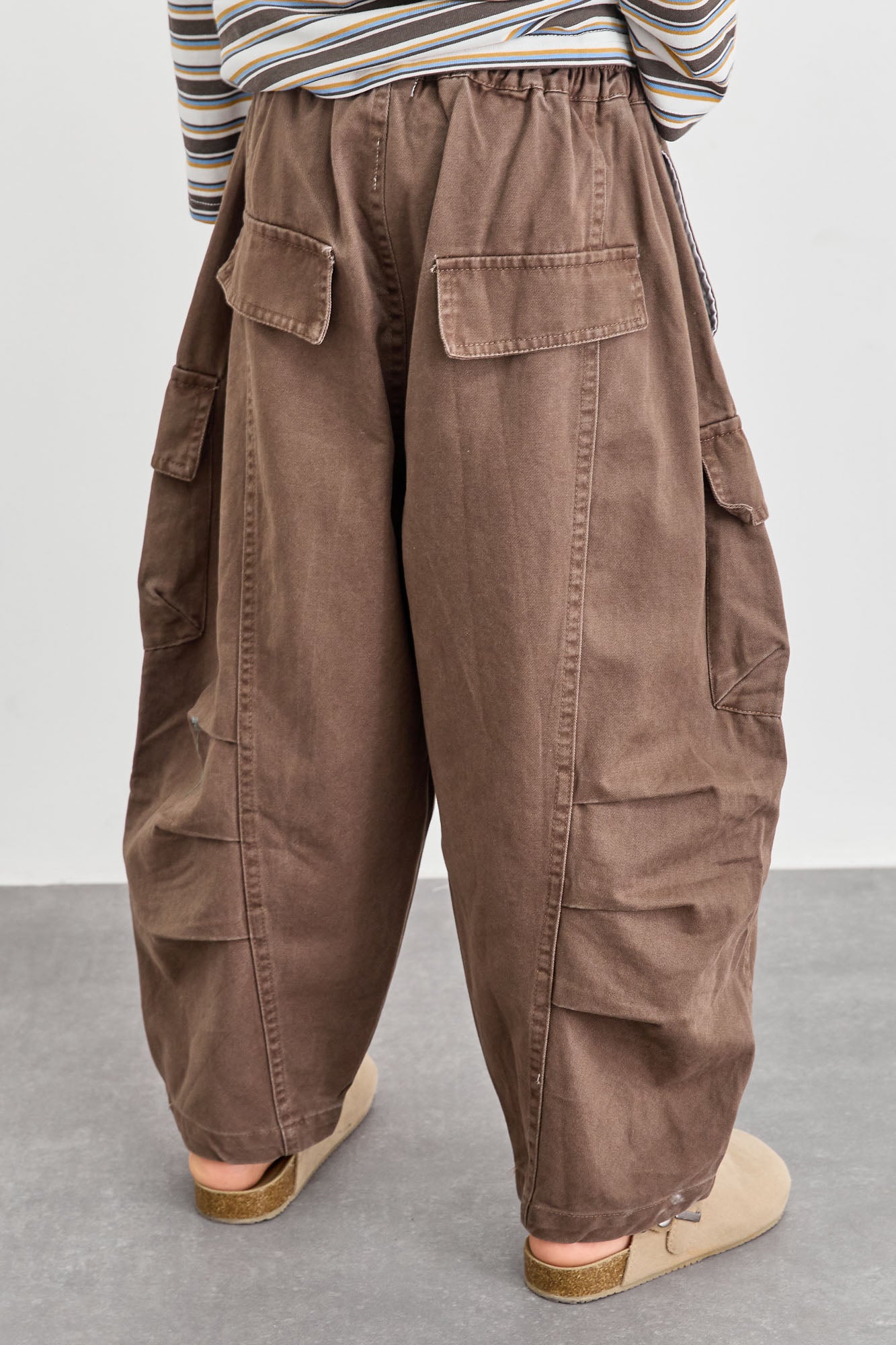 מכנסי דריל גזרת בלון בשילוב כיסים | חום