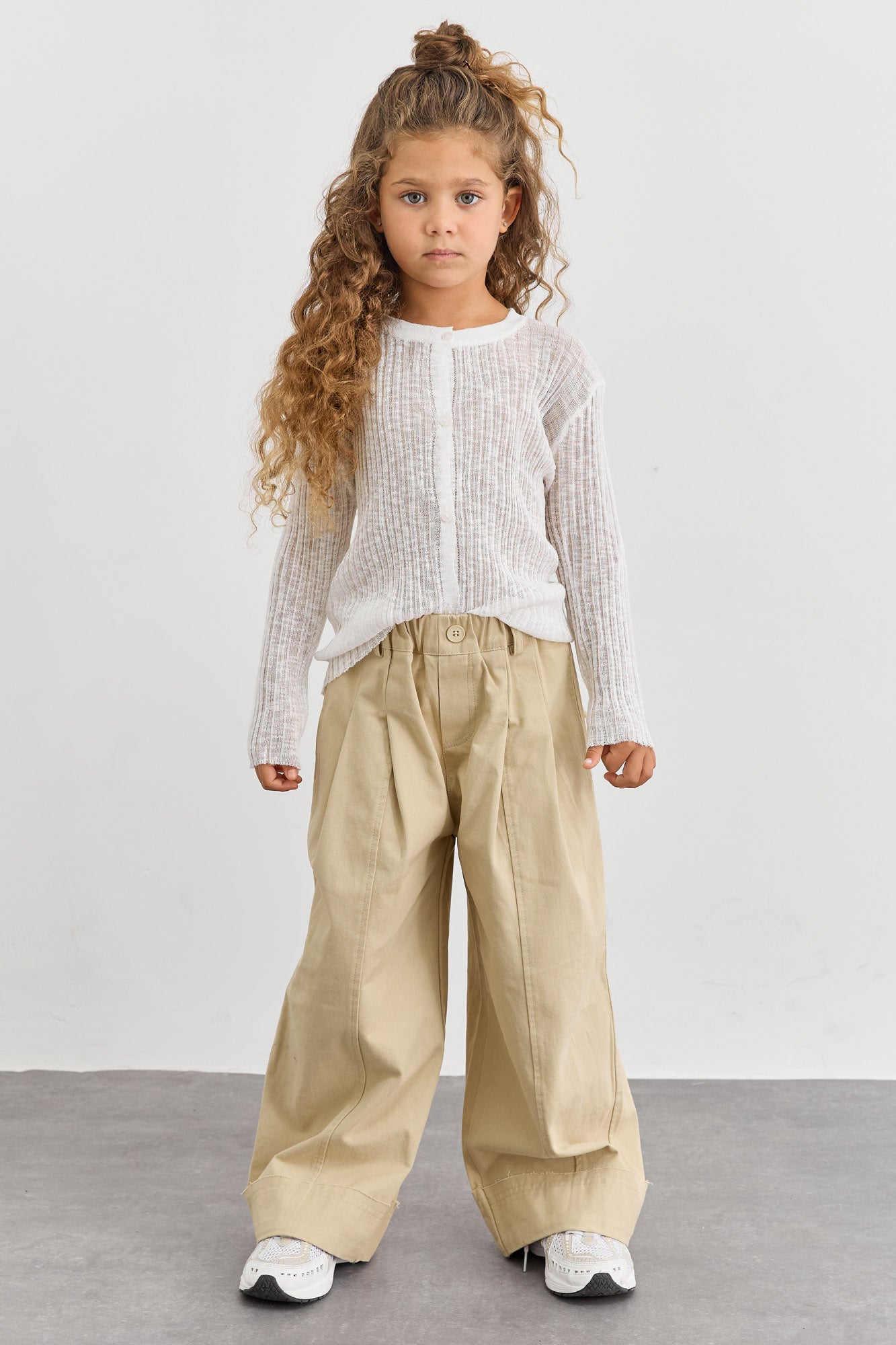 מכנסי דריל בגזרה ישרה וגומי במותן | בז'