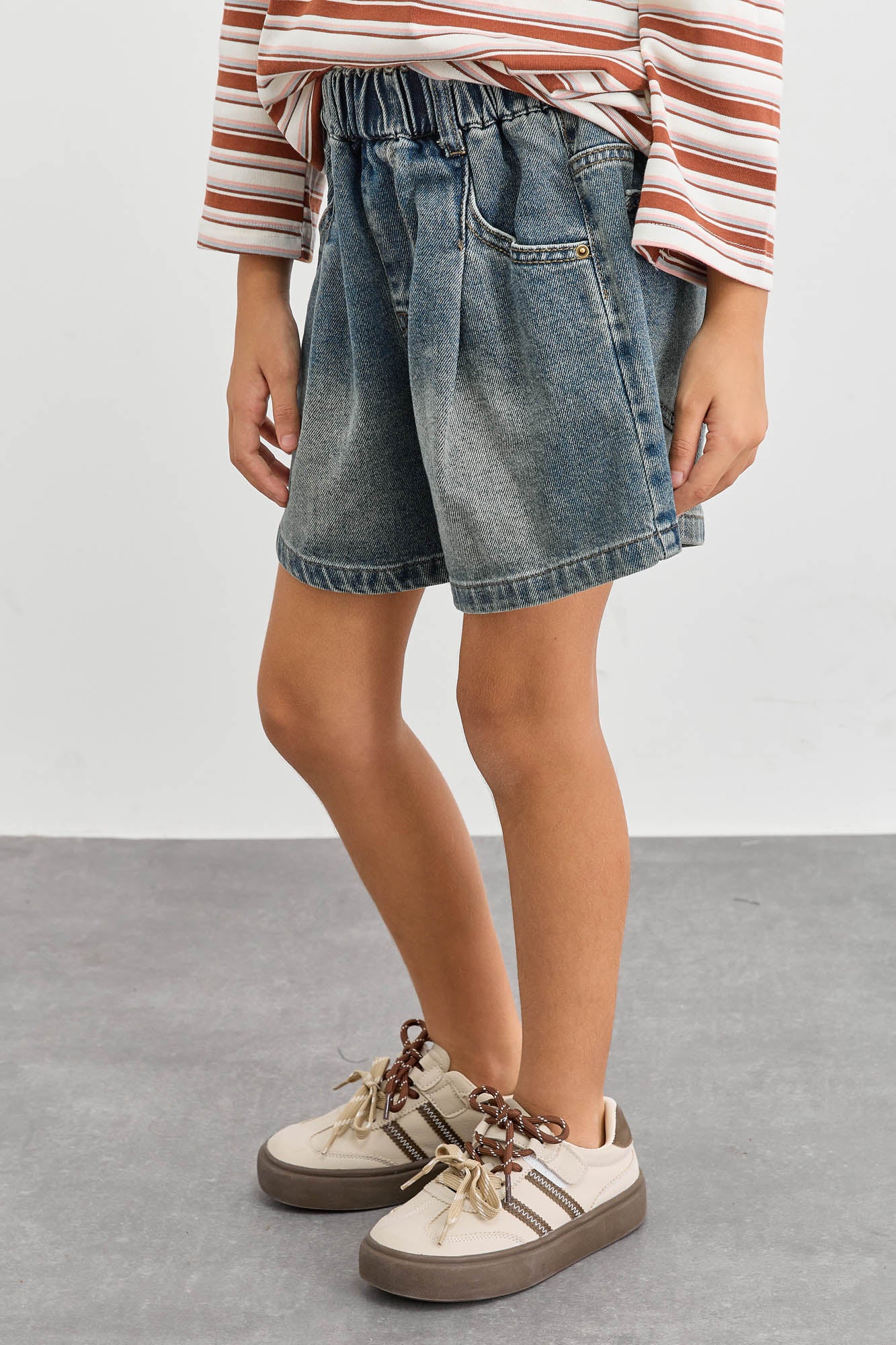 מכנסי ג'ינס קצרים בשילוב תיפורים | ג'ינס