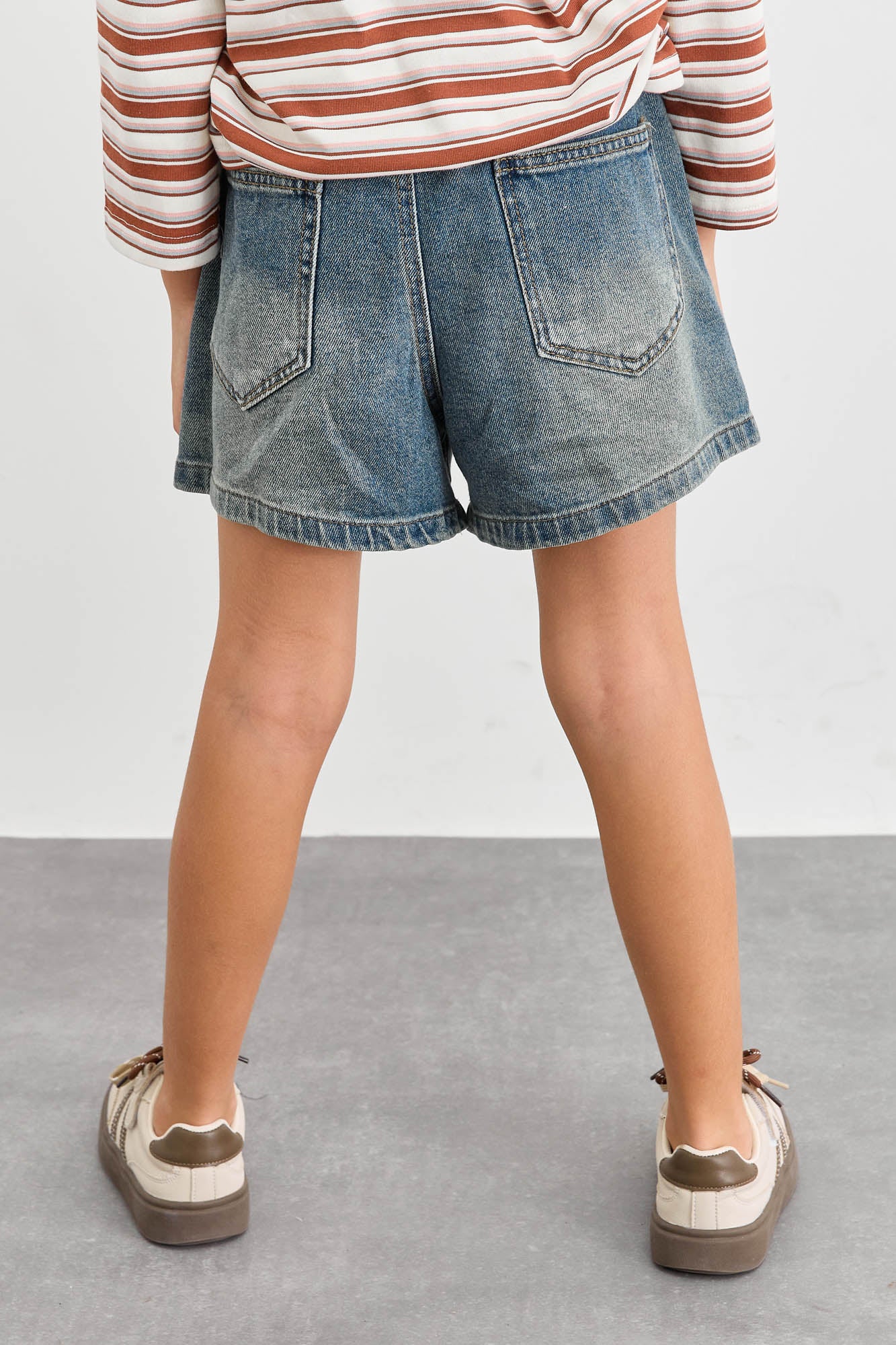 מכנסי ג'ינס קצרים בשילוב תיפורים | ג'ינס