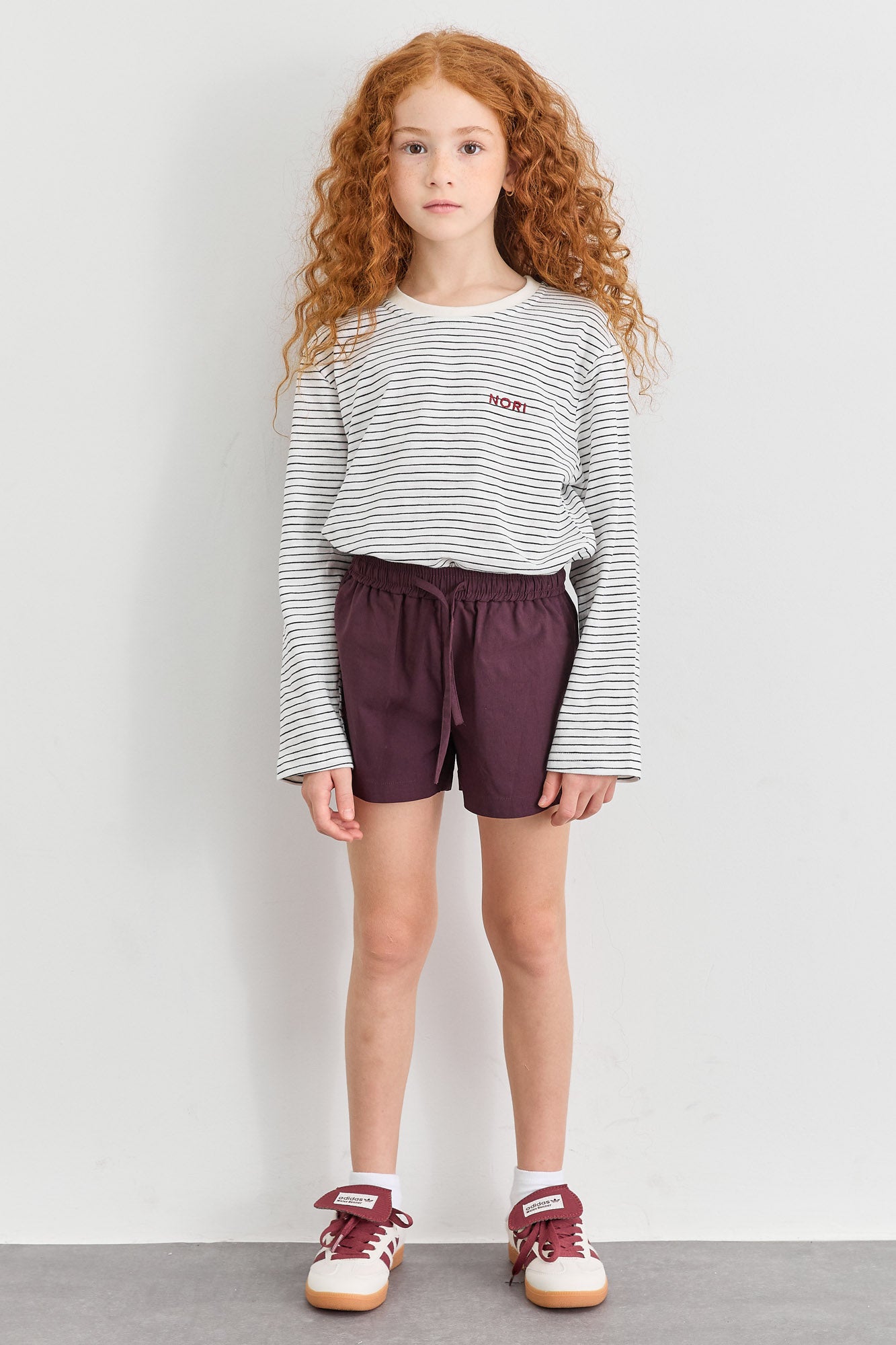 שורטס ניילון עם גומי במותן ובשילוב רקמה | סגול