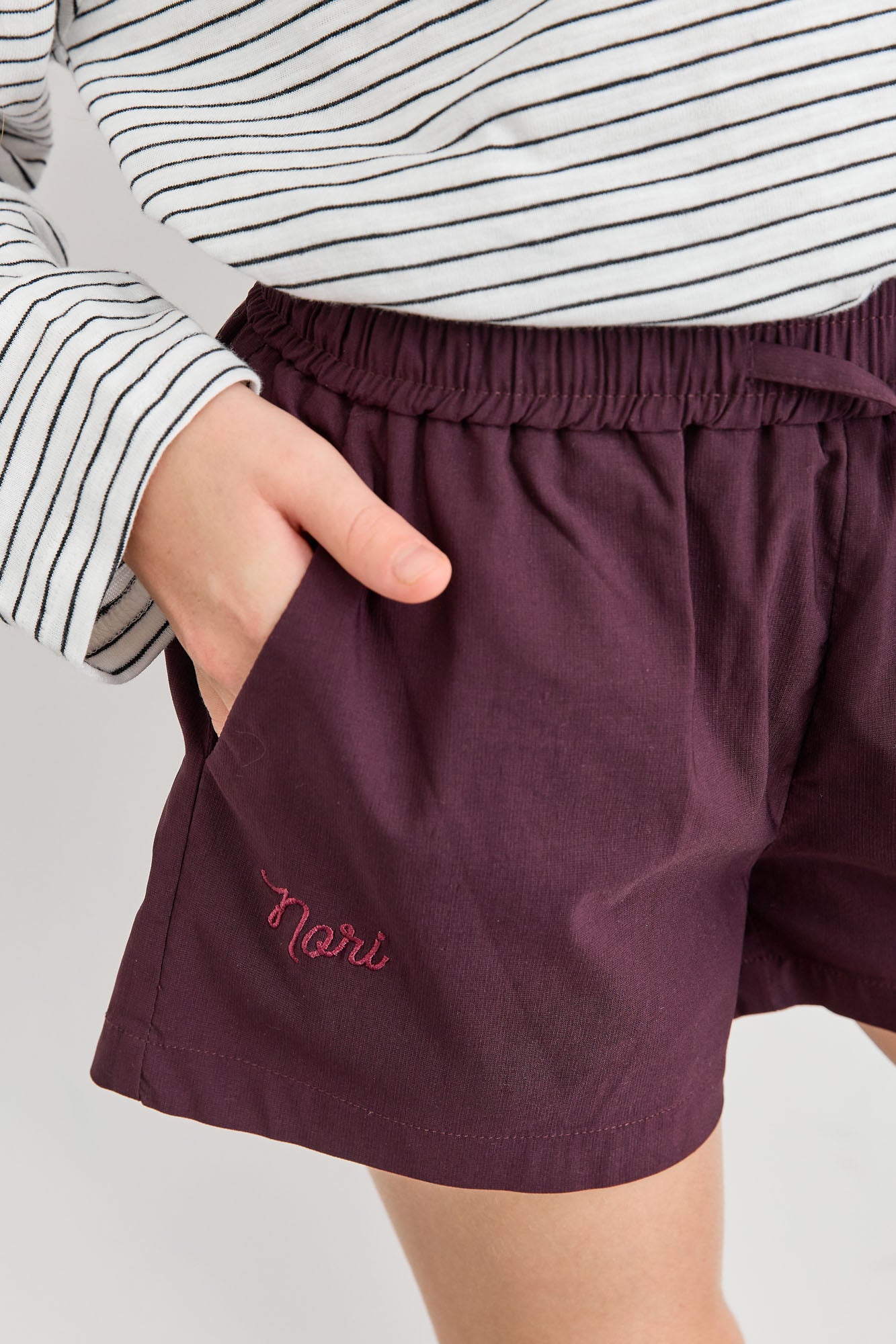 שורטס ניילון עם גומי במותן ובשילוב רקמה | סגול