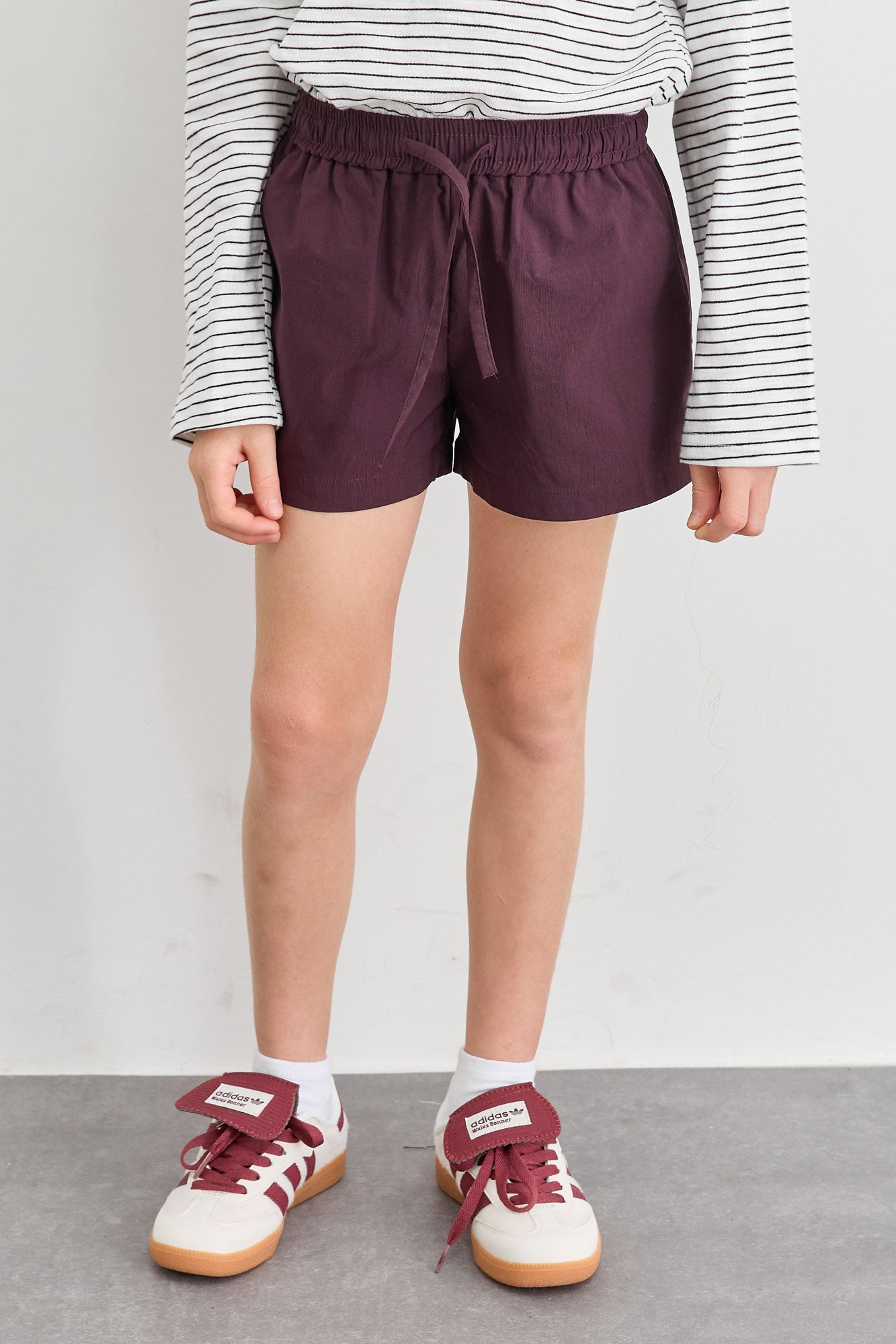 שורטס ניילון עם גומי במותן ובשילוב רקמה | סגול