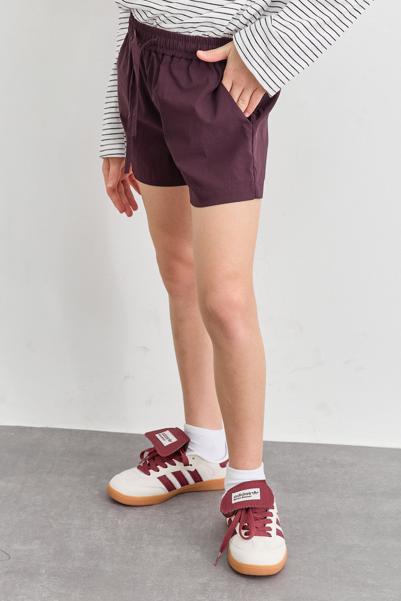 שורטס ניילון עם גומי במותן ובשילוב רקמה | סגול