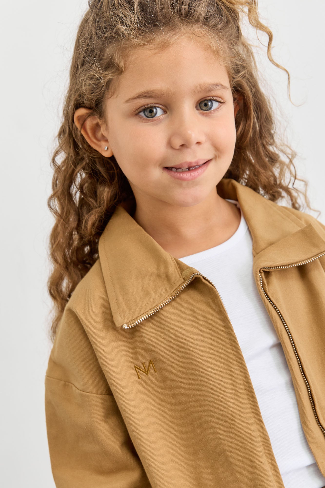 ג'קט בגזרת אוברסייז בסגירת רוכסן | קאמל