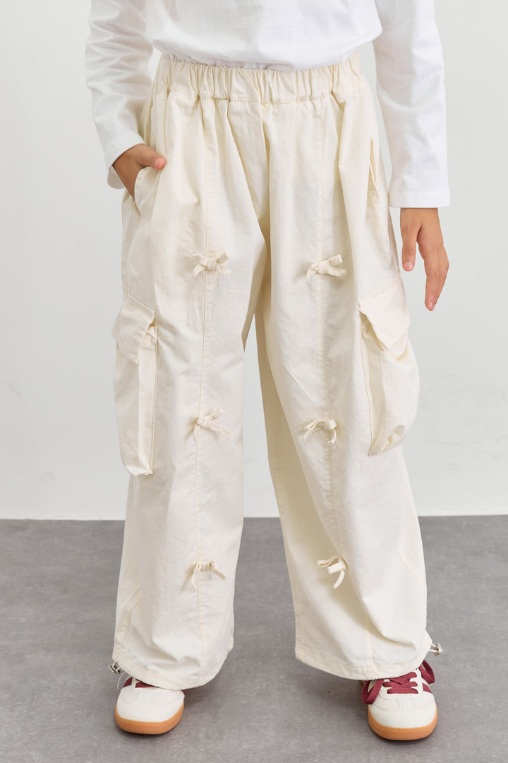 מכנסי דגמ"ח דיטיילז פפיונים וסיומת גומי | קרם