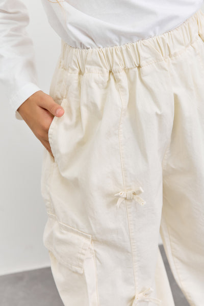 מכנסי דגמ"ח דיטיילז פפיונים וסיומת גומי | קרם