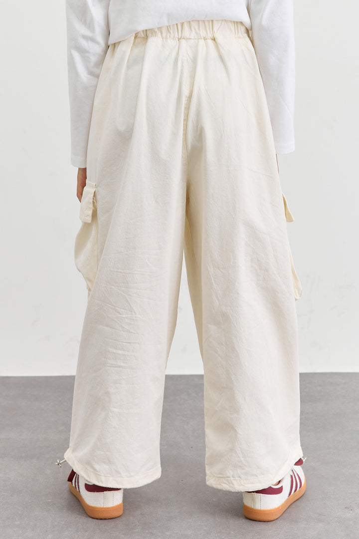 מכנסי דגמ"ח דיטיילז פפיונים וסיומת גומי | קרם