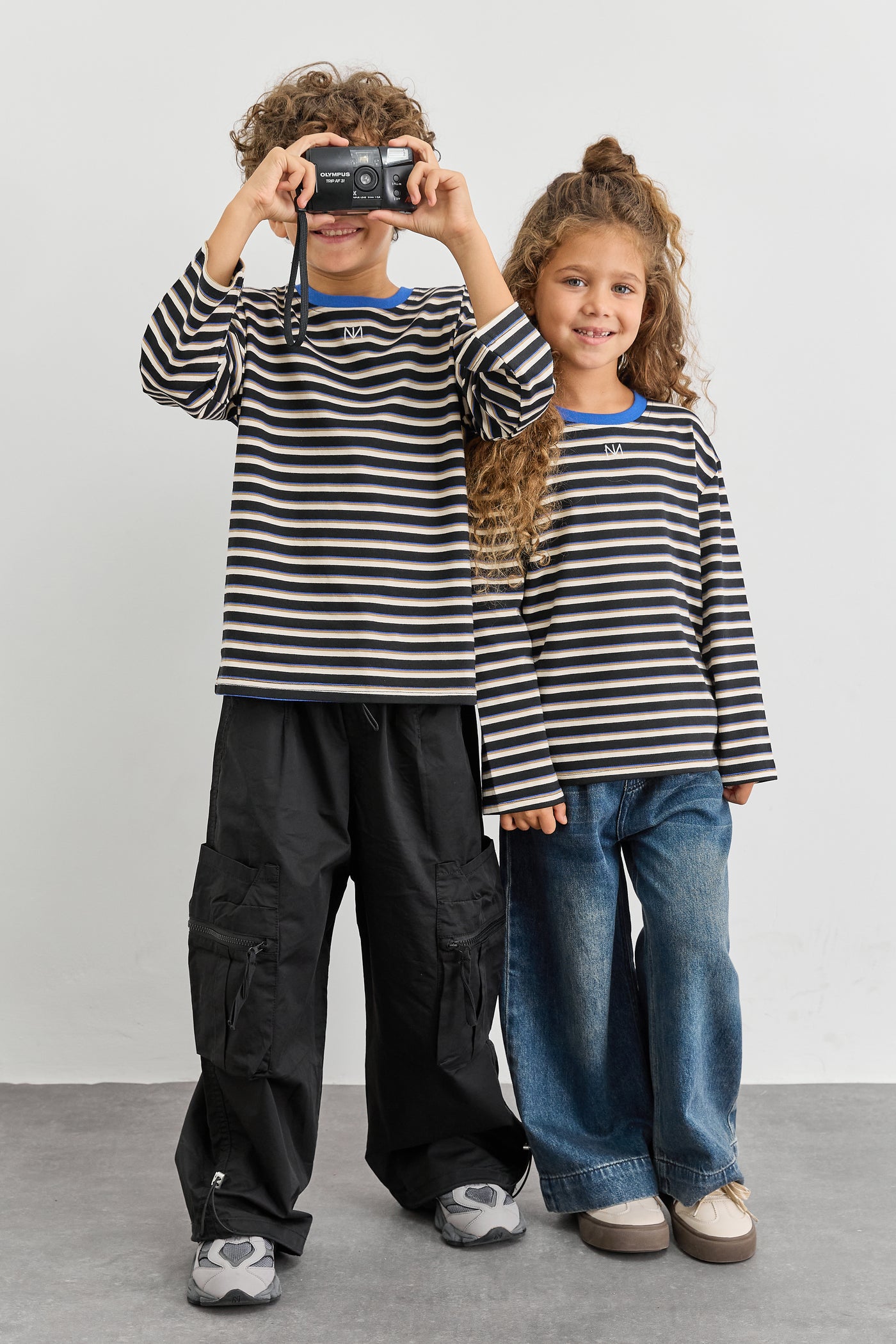 חולצת פסים עם צווארון מובלט ולוגו | שחור