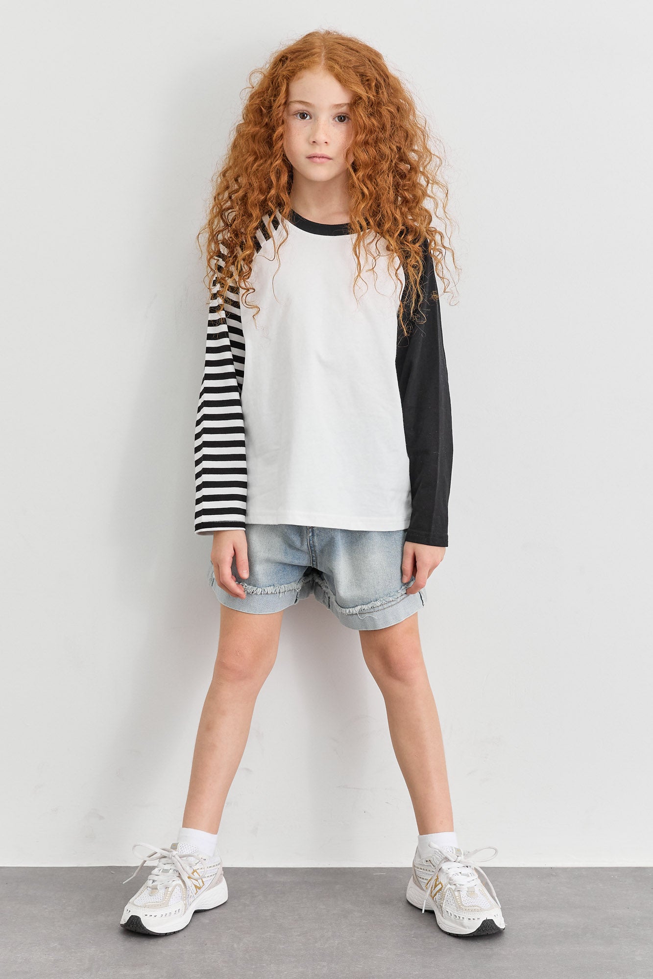 טי שירט בגזרת אוברסייז שרוולים מבד משולב | לבן שחור