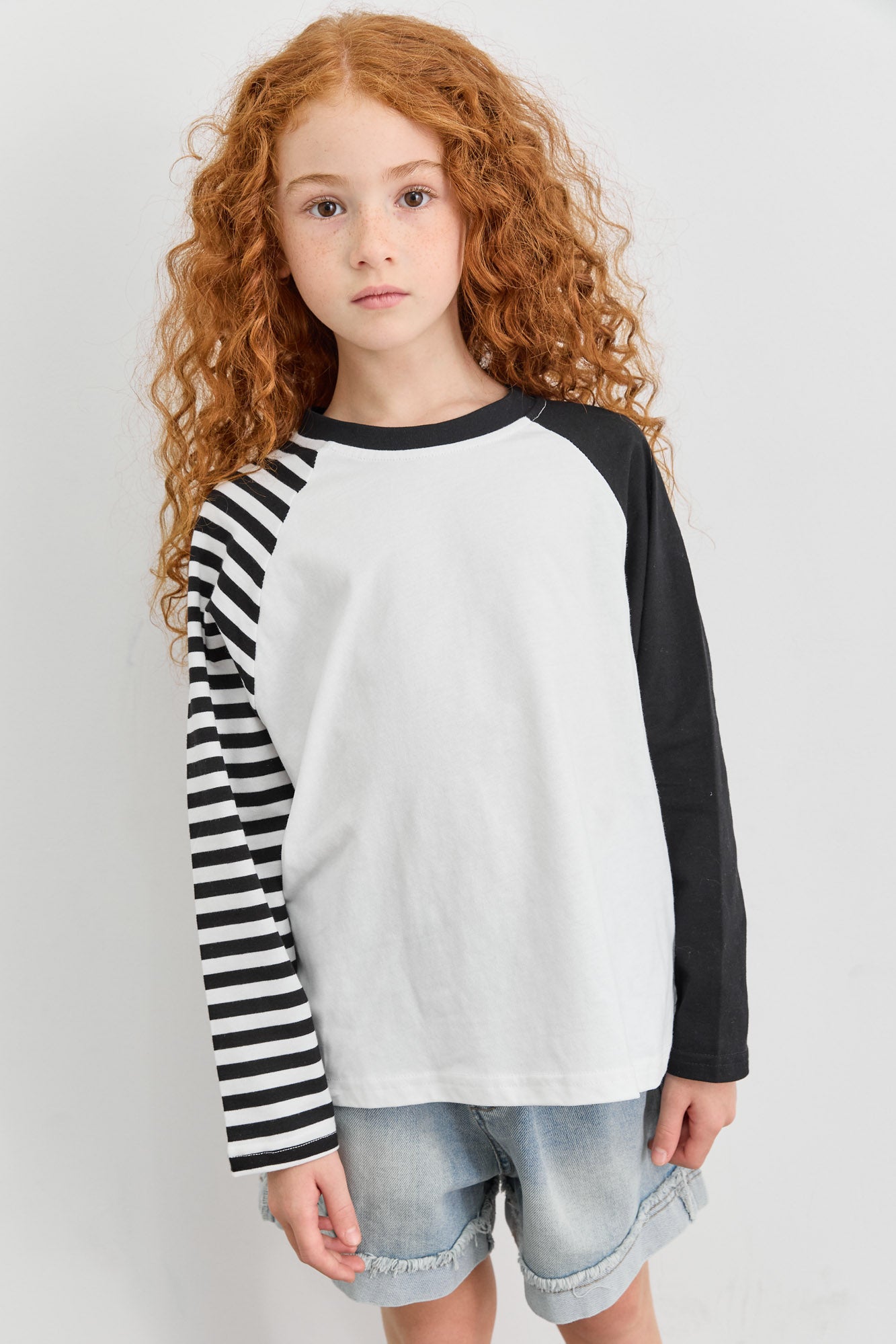 טי שירט בגזרת אוברסייז שרוולים מבד משולב | לבן שחור