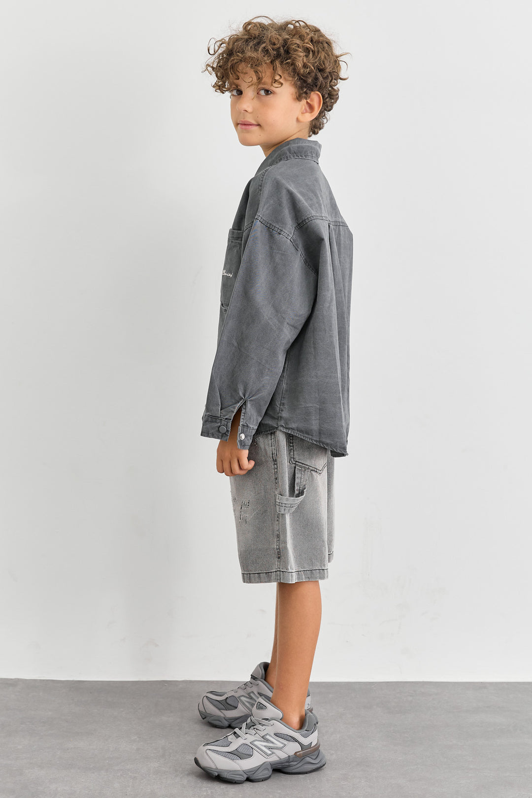 מכופתרת אוברסייז בשילוב רקמה | אפור