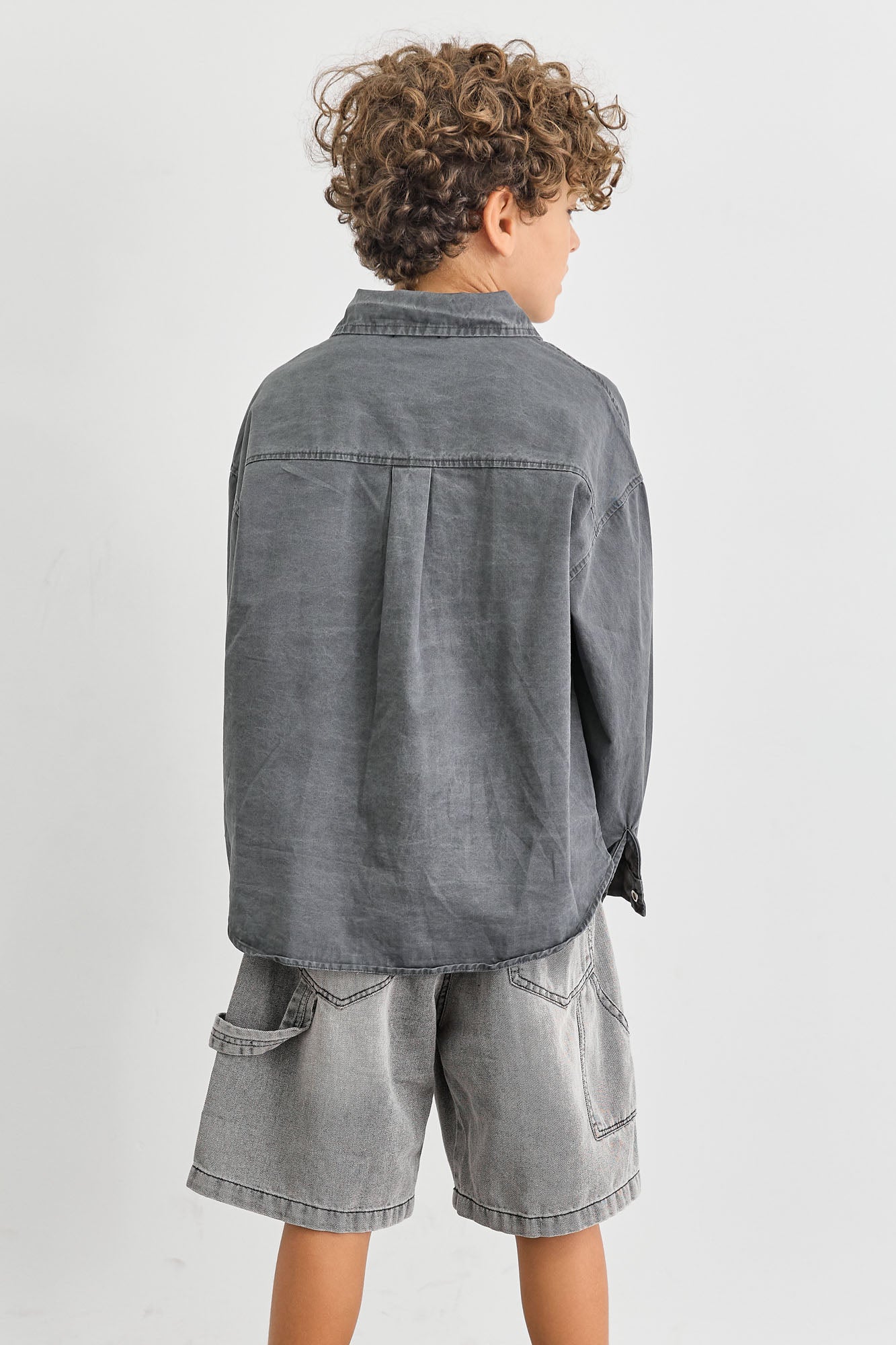 מכופתרת אוברסייז בשילוב רקמה | אפור