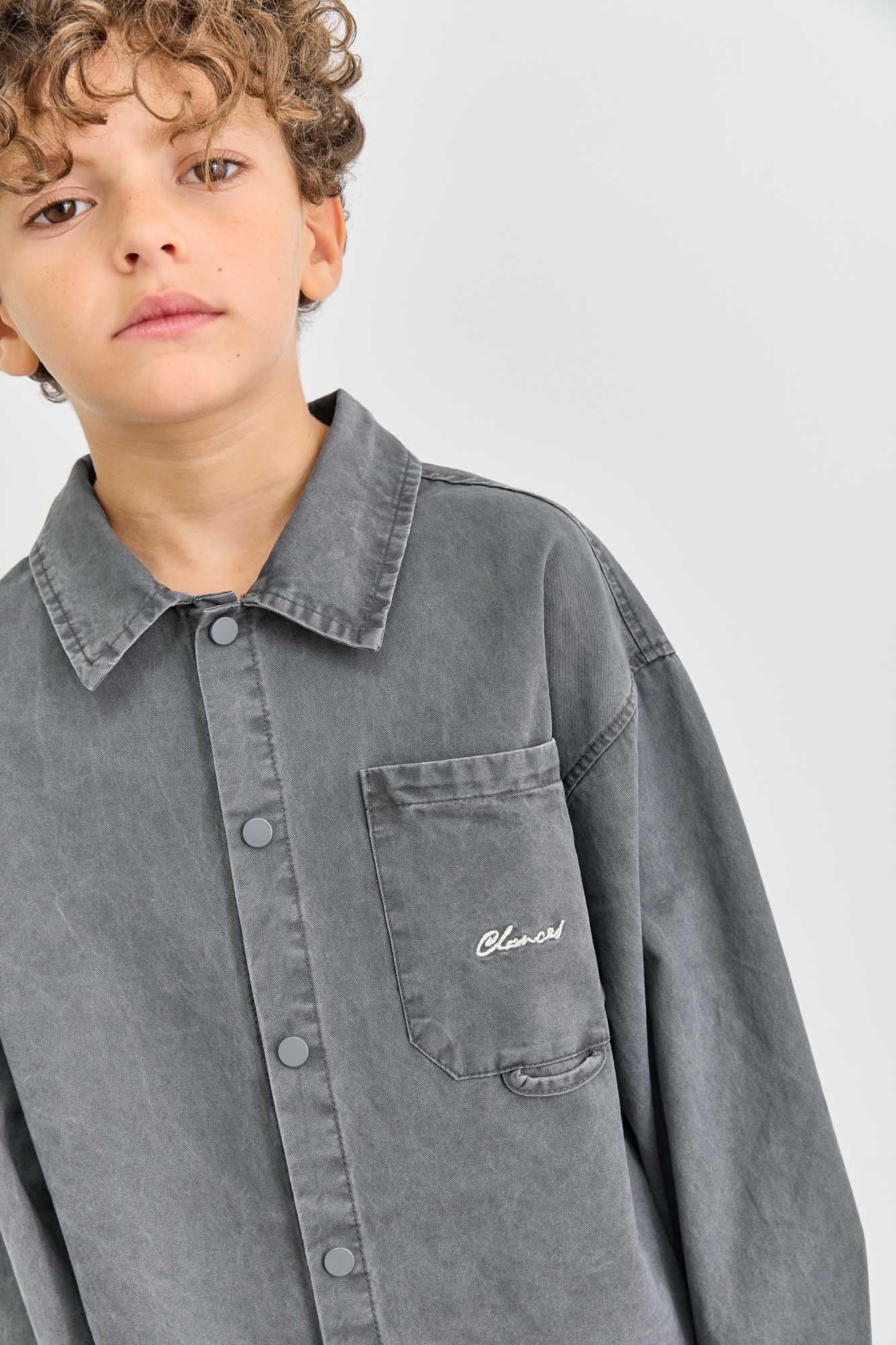 מכופתרת אוברסייז בשילוב רקמה | אפור