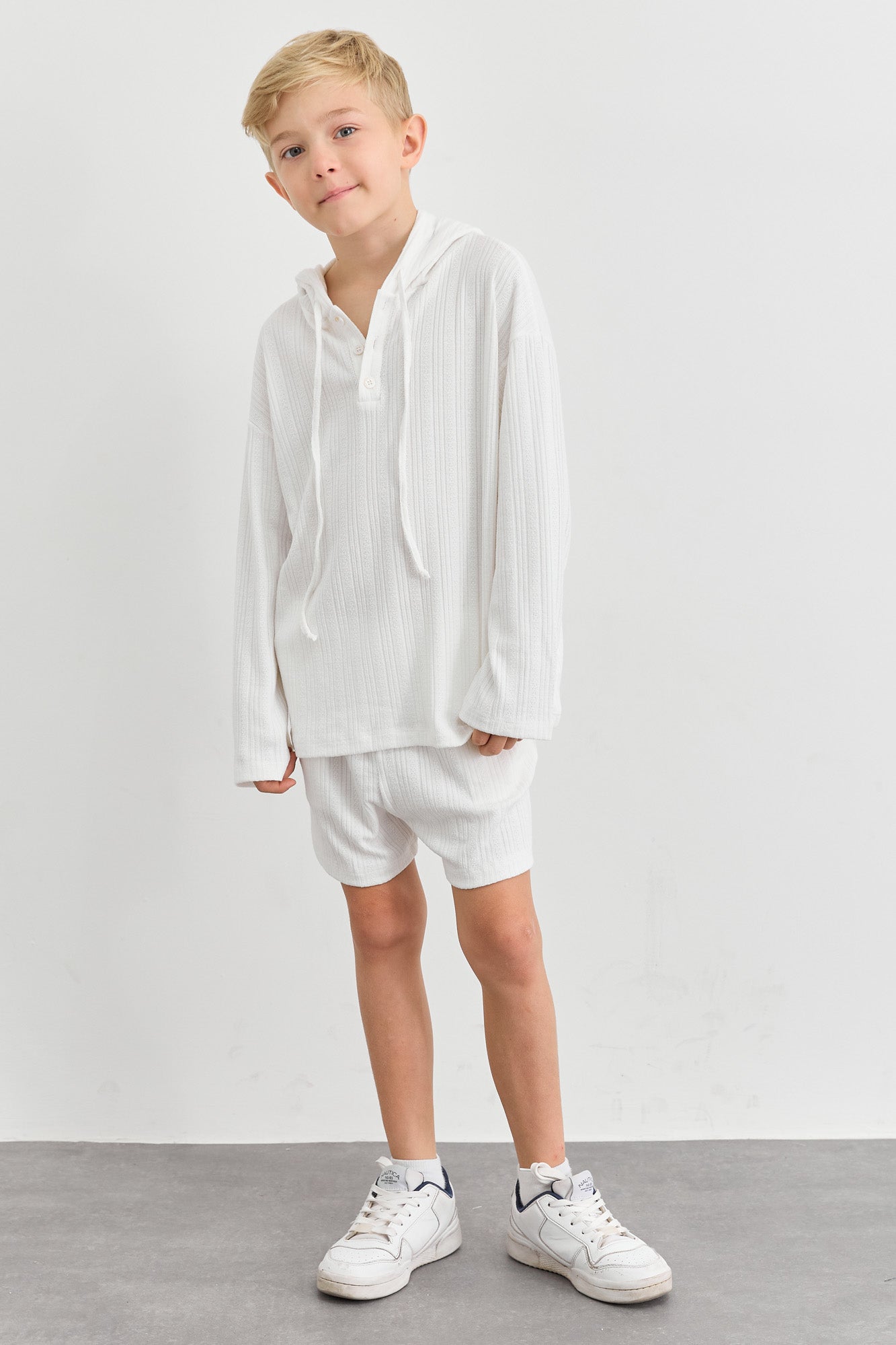 חליפת סריג קפוצ'ון ומכנסיים קצרים | לבן