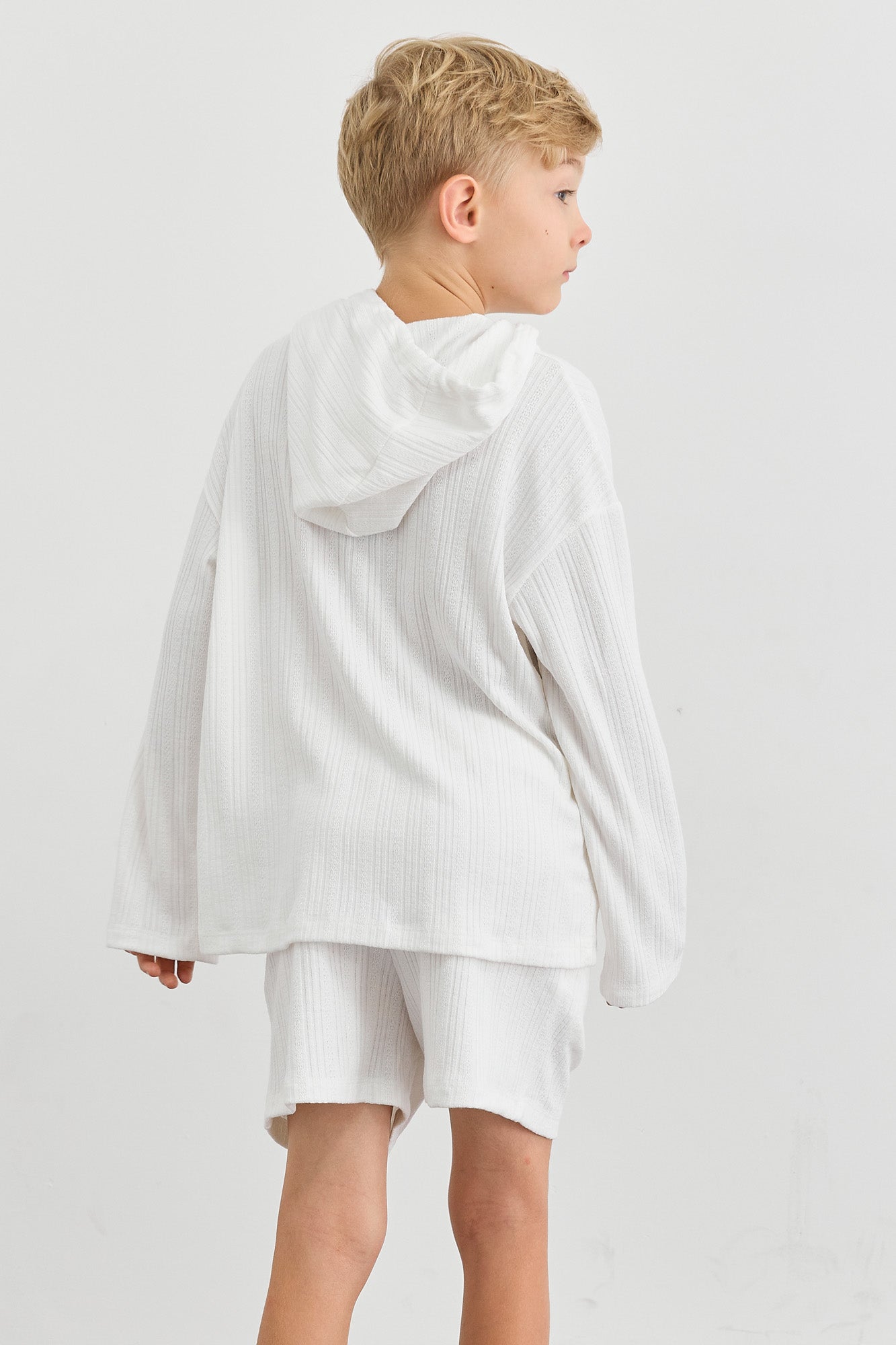 חליפת סריג קפוצ'ון ומכנסיים קצרים | לבן