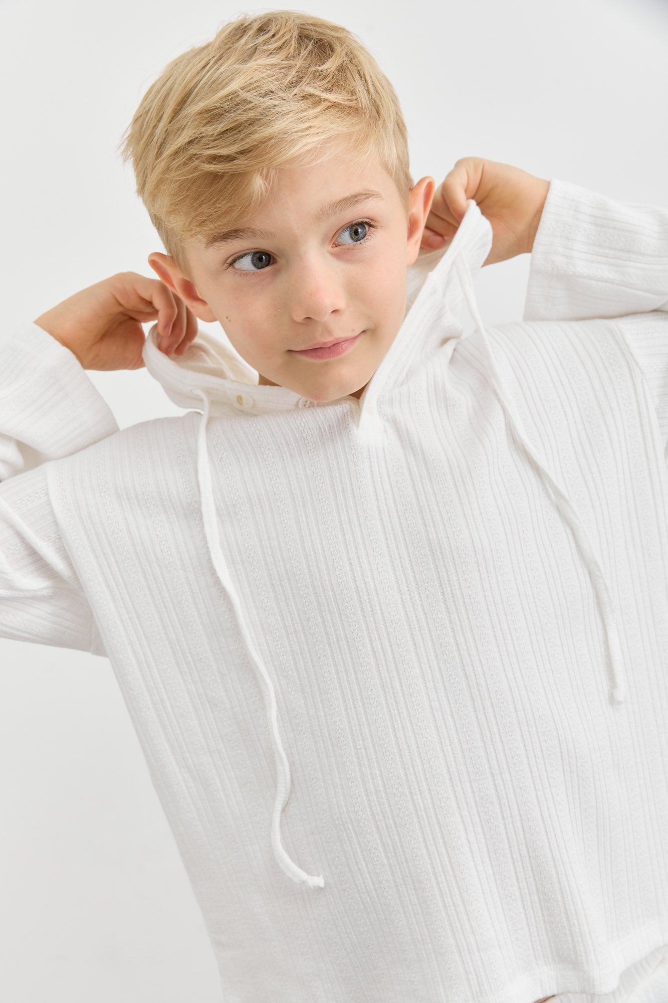 חליפת סריג קפוצ'ון ומכנסיים קצרים | לבן