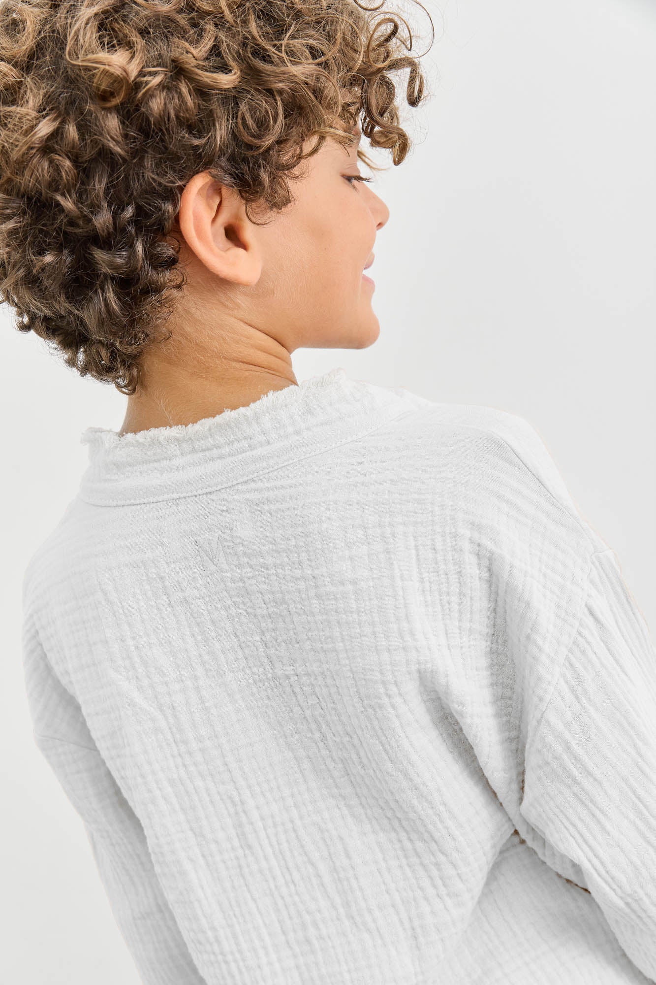 חליפת טטרה מכופתרת ושורטס בסיומת פרומה | לבן