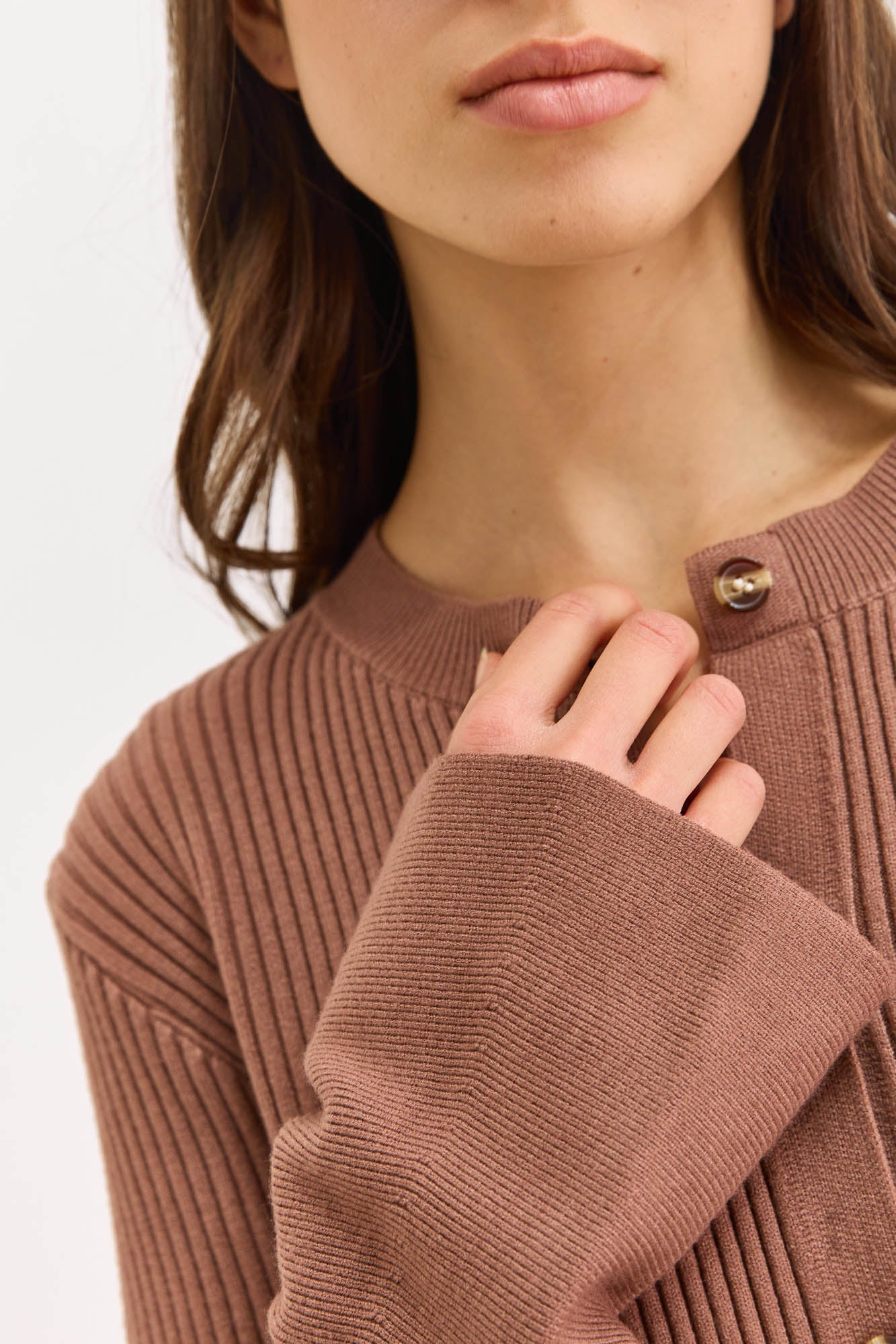 סריג כפתורים ליאנה שרוולים רחבים | חום