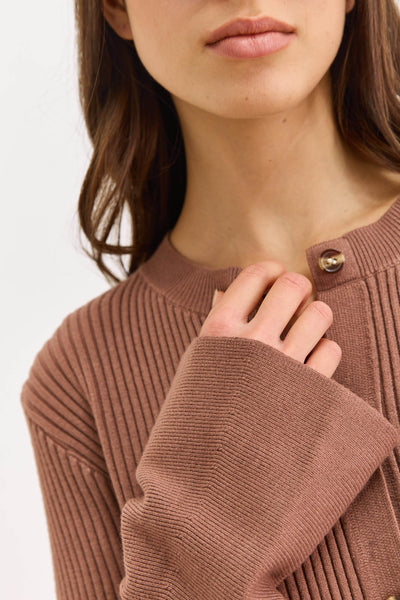 סריג כפתורים ליאנה שרוולים רחבים | חום