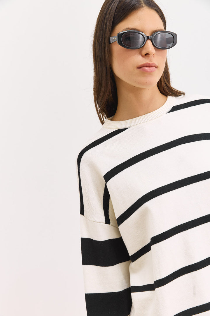 סריג אנאבל סטרייפס גזרת אוברסייז | קרם/שחור