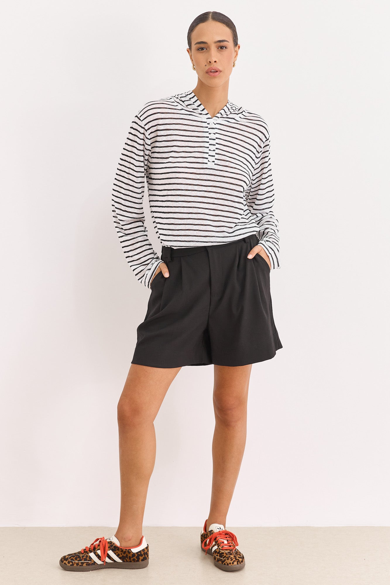 חולצת קפוצ'ון אריאל סטרייפס בד שקפקף | לבן/שחור