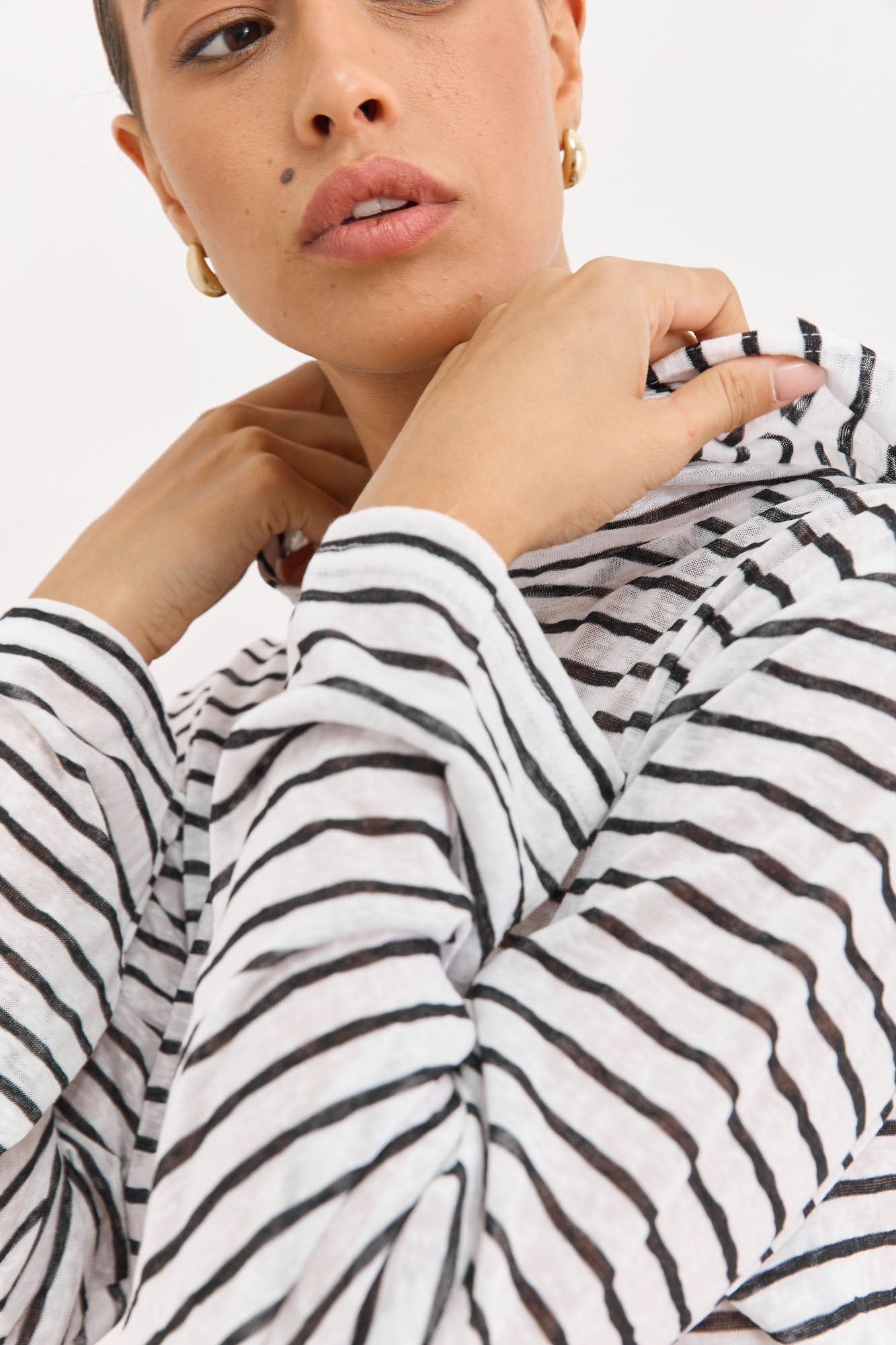 חולצת קפוצ'ון אריאל סטרייפס בד שקפקף | לבן/שחור