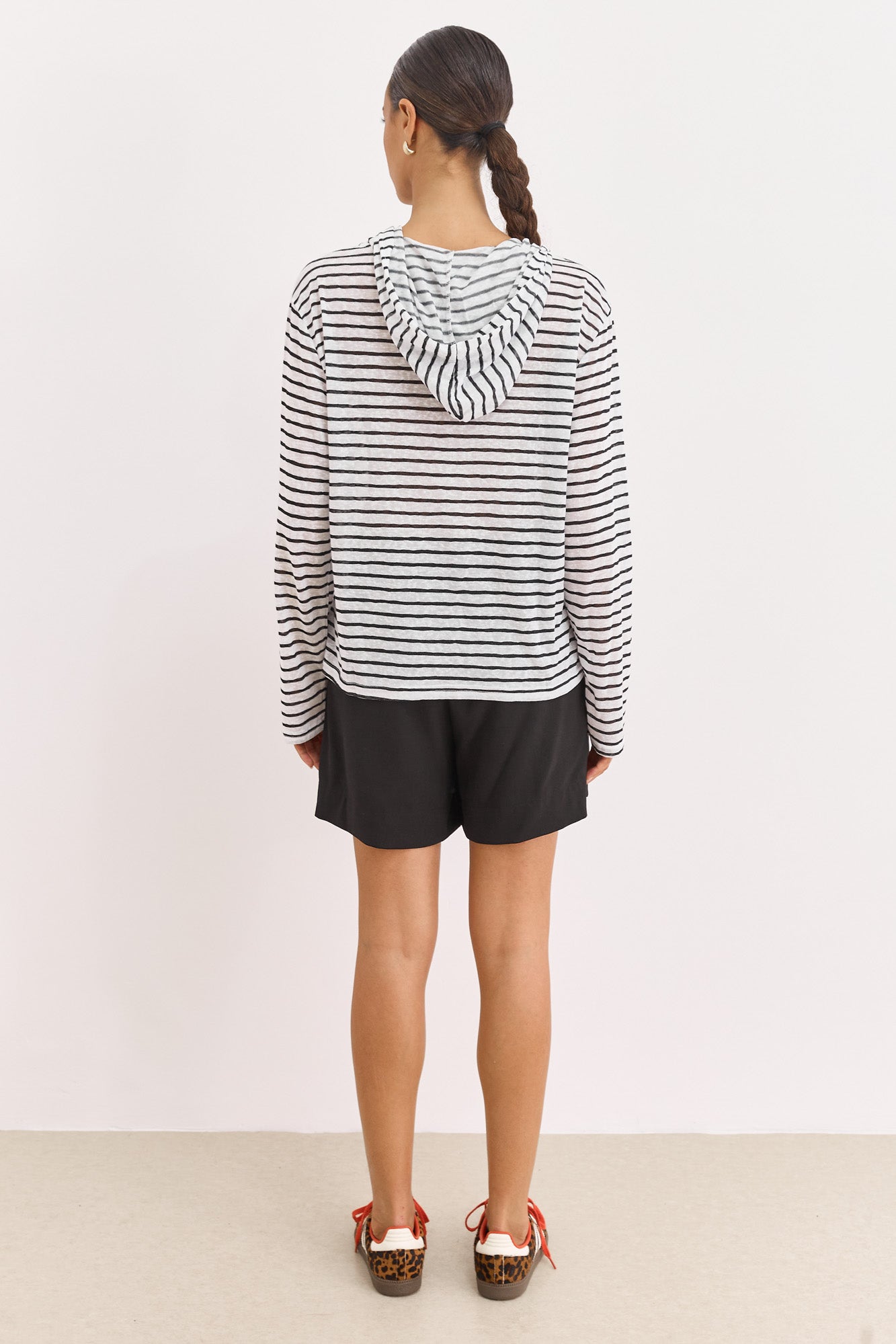 חולצת קפוצ'ון אריאל סטרייפס בד שקפקף | לבן/שחור